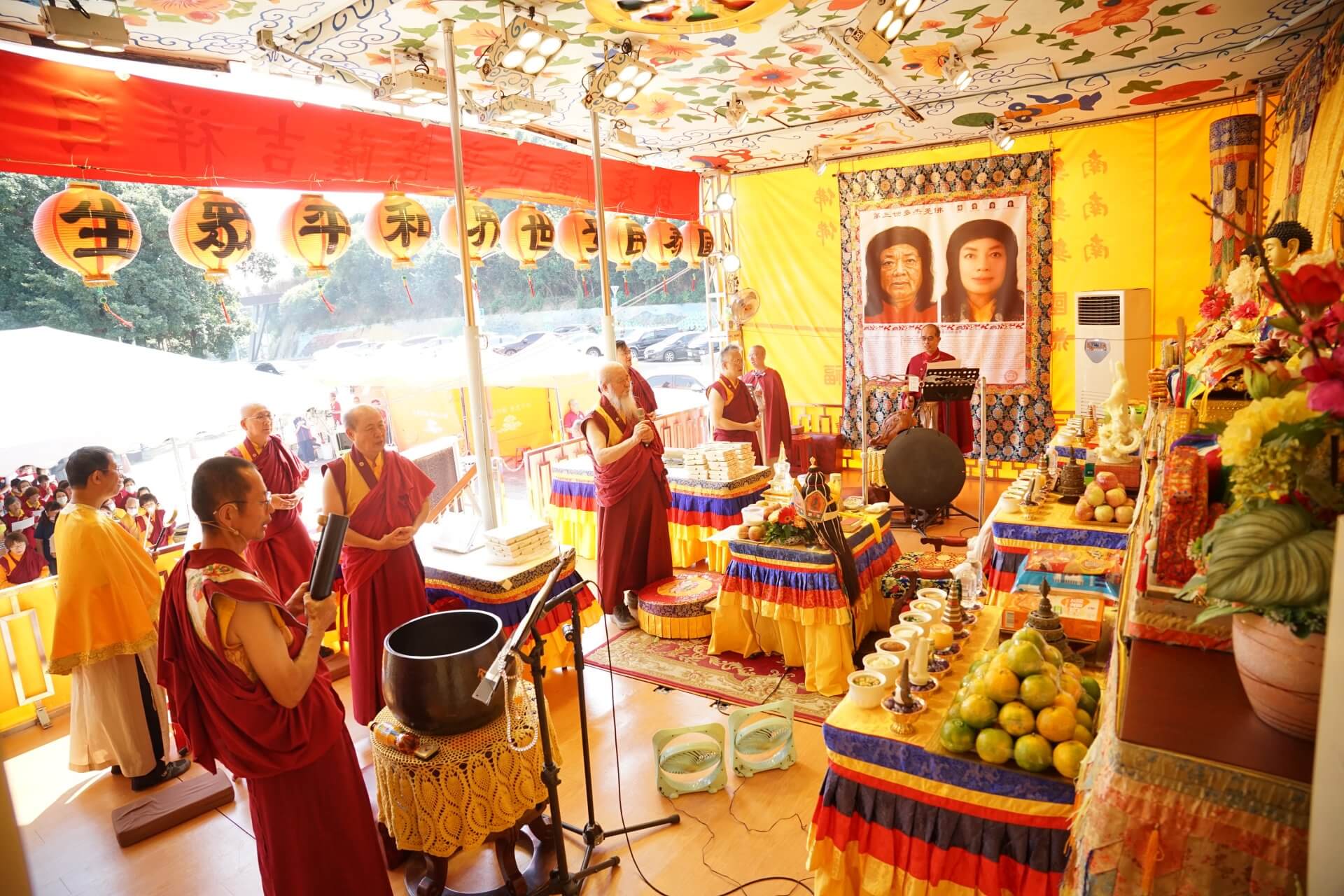 世界佛教正心會於高雄舉辦觀音法會，本會指導金剛上師恆性嘉措仁波且(中)帶領貴賓們祈福