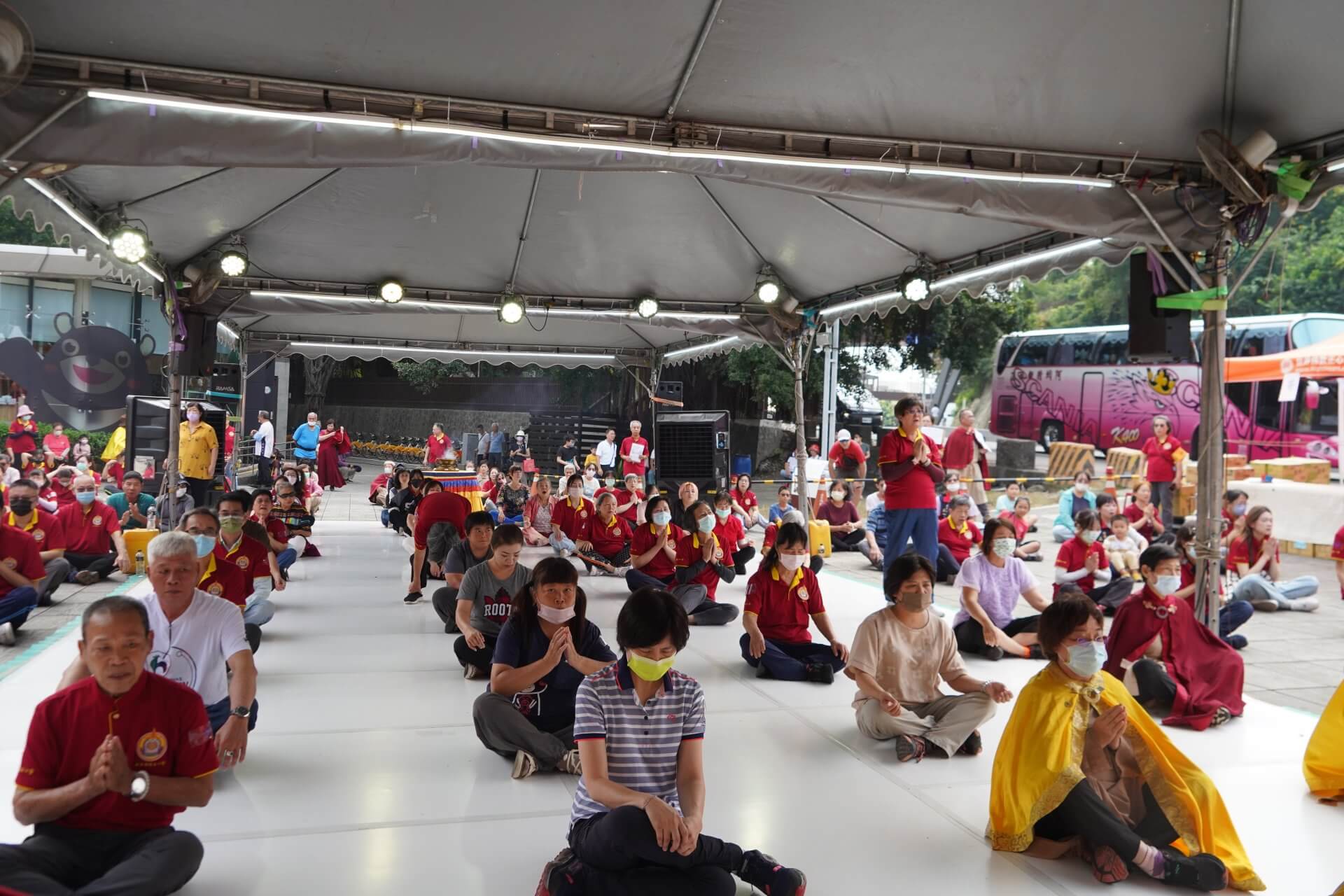 世界佛教正心會於高雄舉辦觀音法會，於戶外舉行觀音大悲感召加持法會