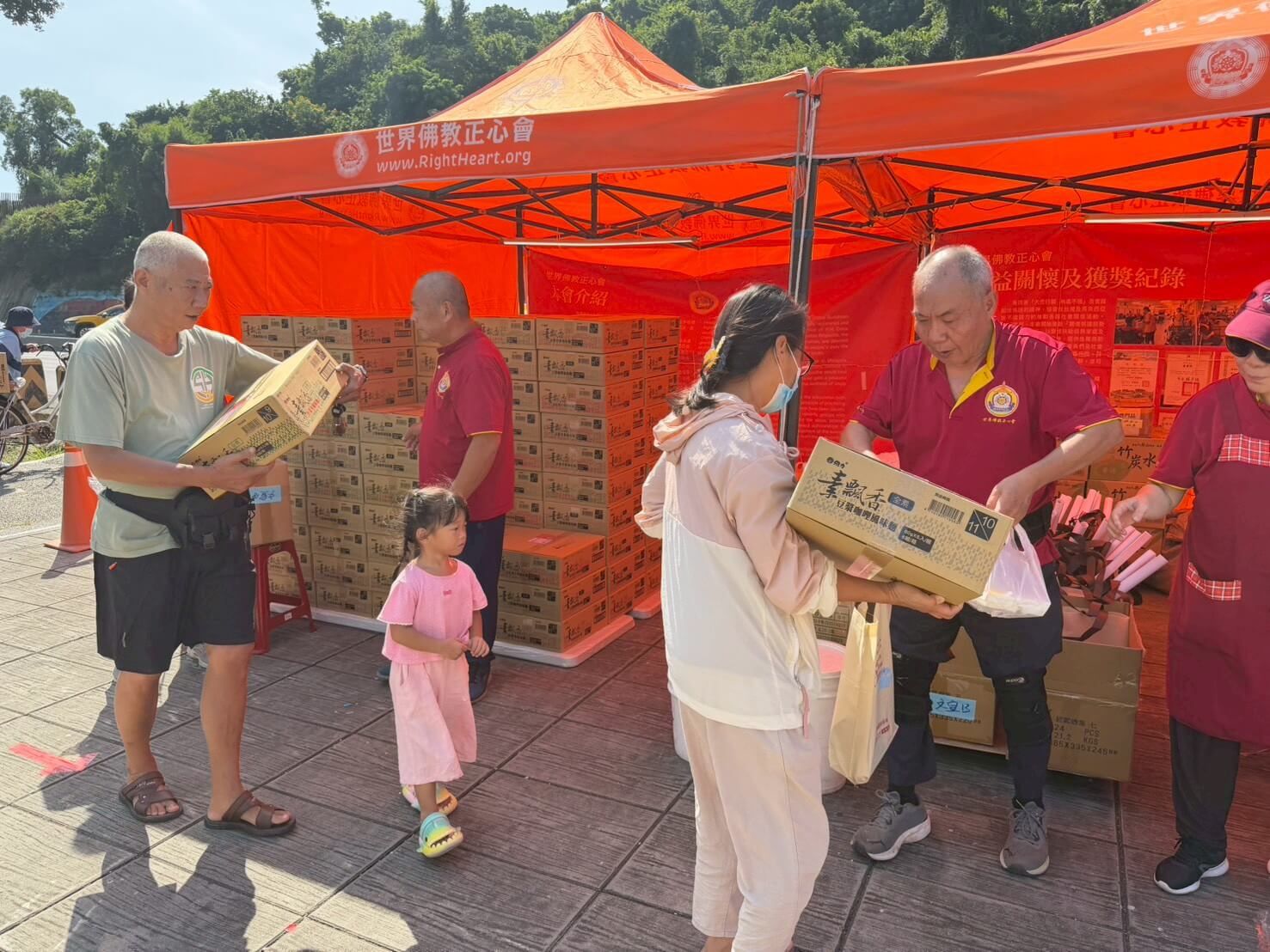 世界佛教正心會於高雄舉辦觀音法會，法會圓滿後發送愛心物資給當地弱勢家庭
