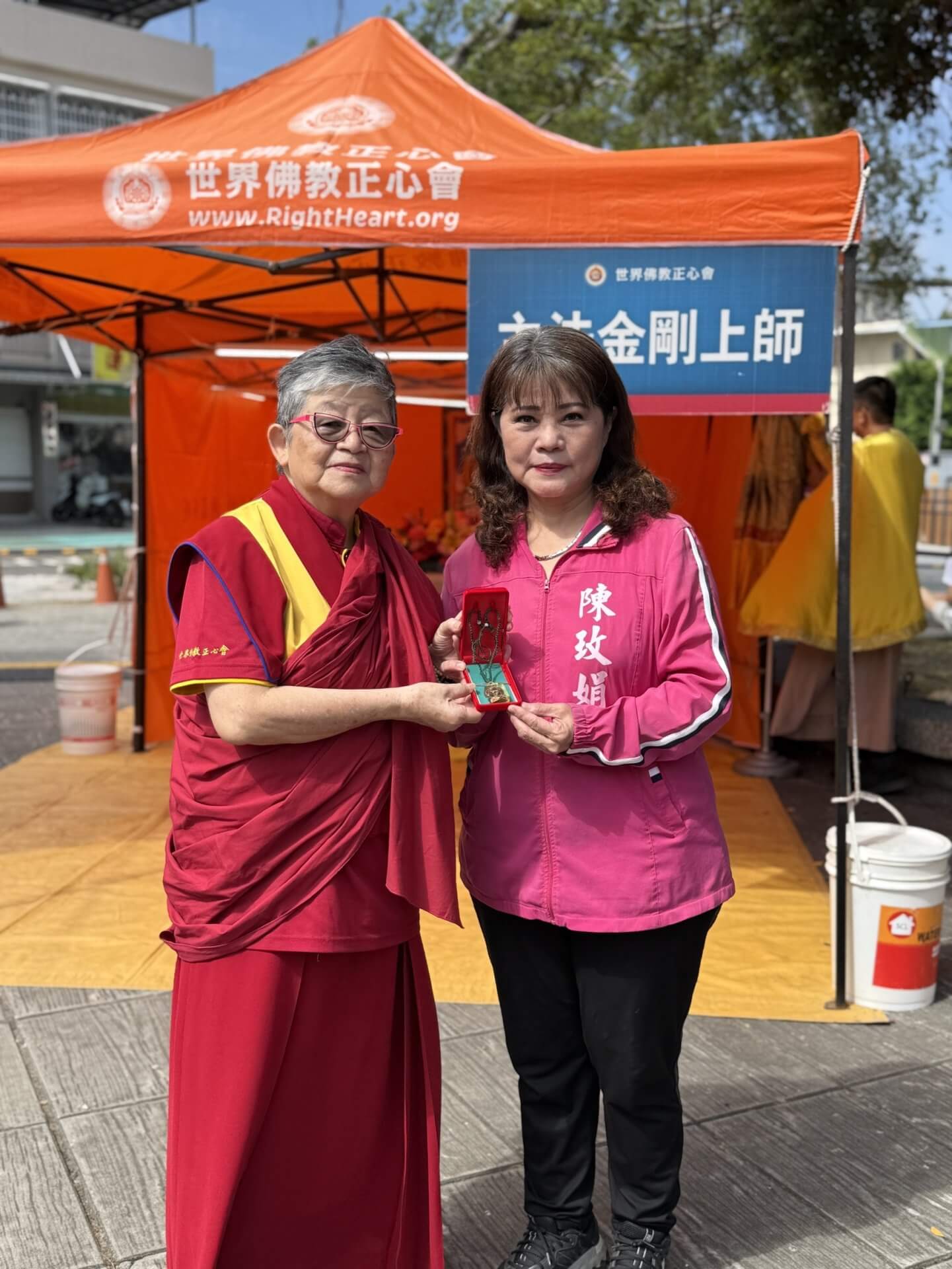 世界佛教正心會於高雄舉辦觀音法會，本會執行長致贈綠度母銅墜給貴賓陳玫娟議員