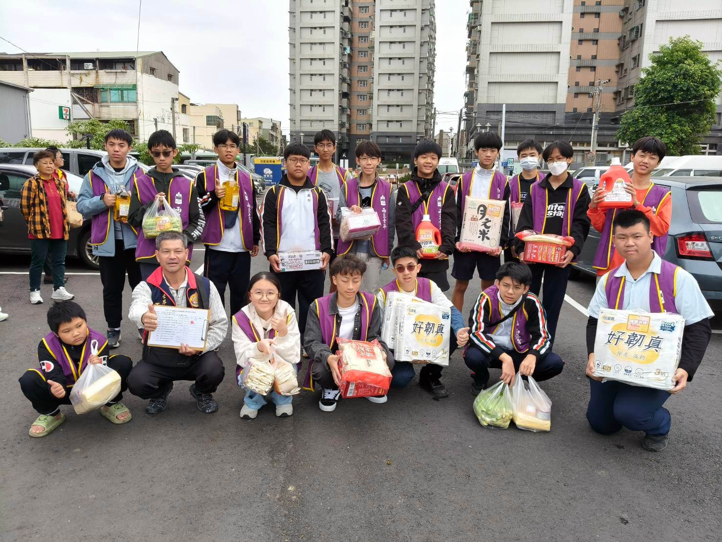 世界佛教正心會12月14日嘉義分院帶領師兄姊、嘉義高中、嘉義女中學生關懷弱勢長者