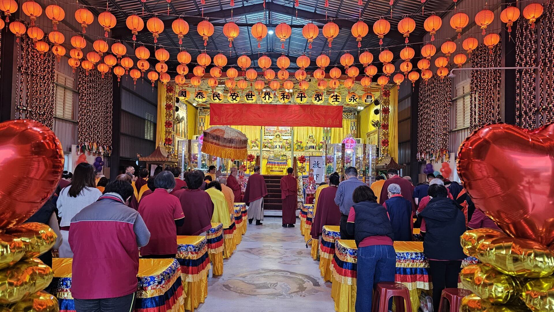 世界佛教正心會12月13日舉辦慶祝活動，早上以共修做課法供養金剛上師