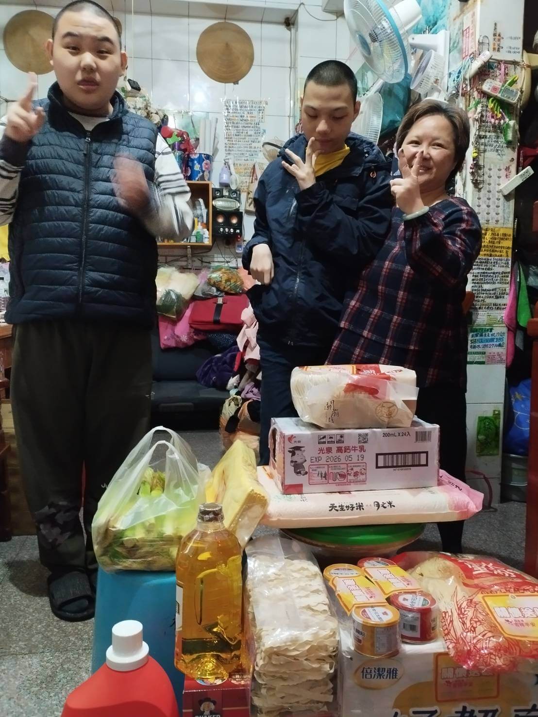 世界佛教正心會12月14日嘉義分院帶領師兄姊、嘉義高中、嘉義女中學生關懷弱勢長者