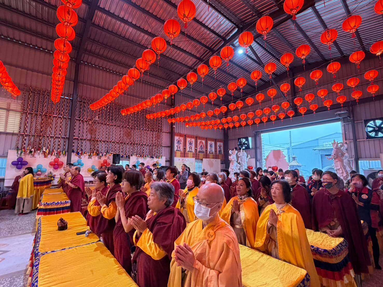 世界佛教正心會12月13日舉辦慶祝活動，早上以共修做課法供養金剛上師