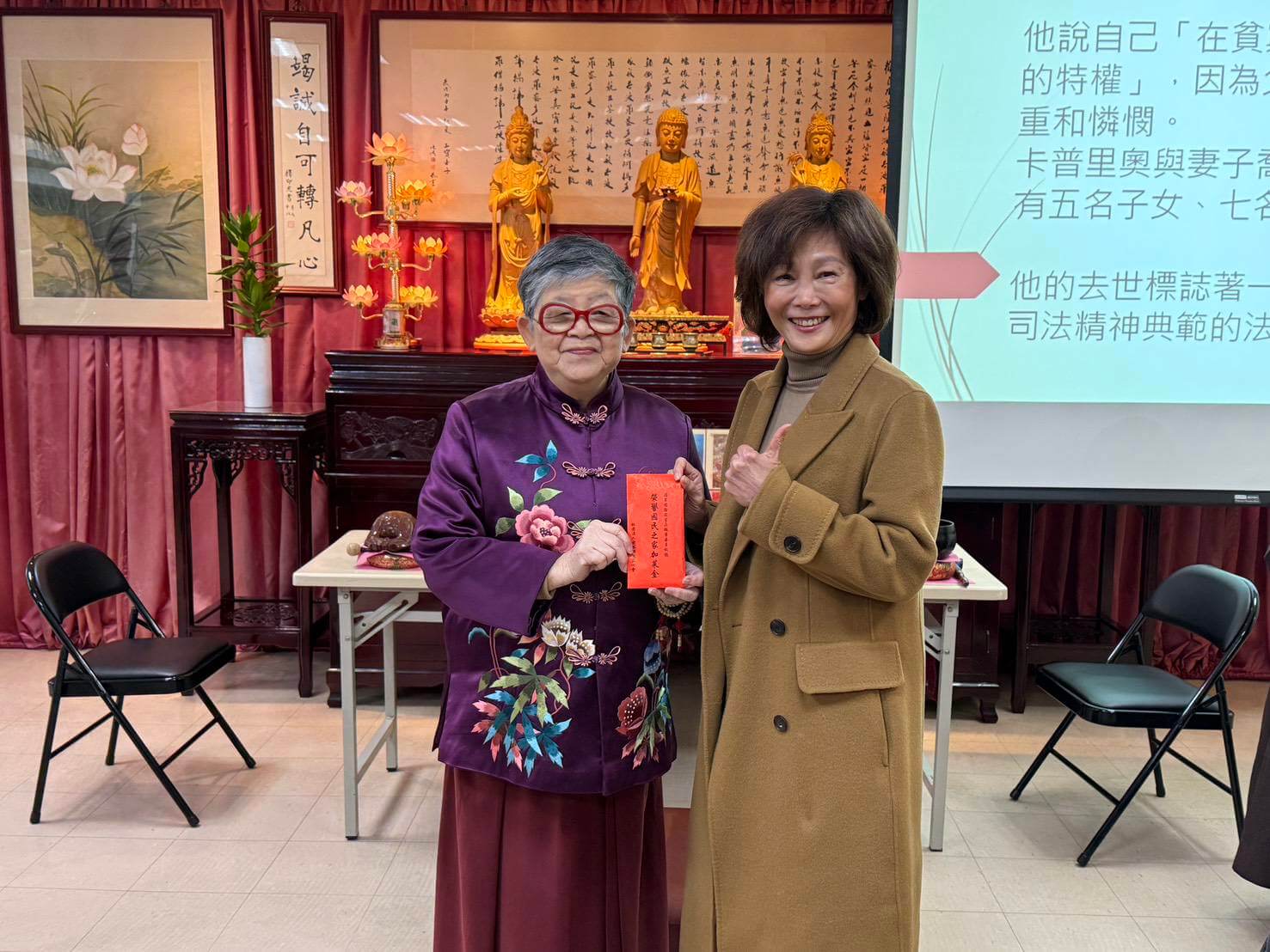 世界佛教正心會致贈板橋榮家榮民伯伯加菜金,該會執行長陳和慧(左)與榮家家主任陳桂美(右)合影