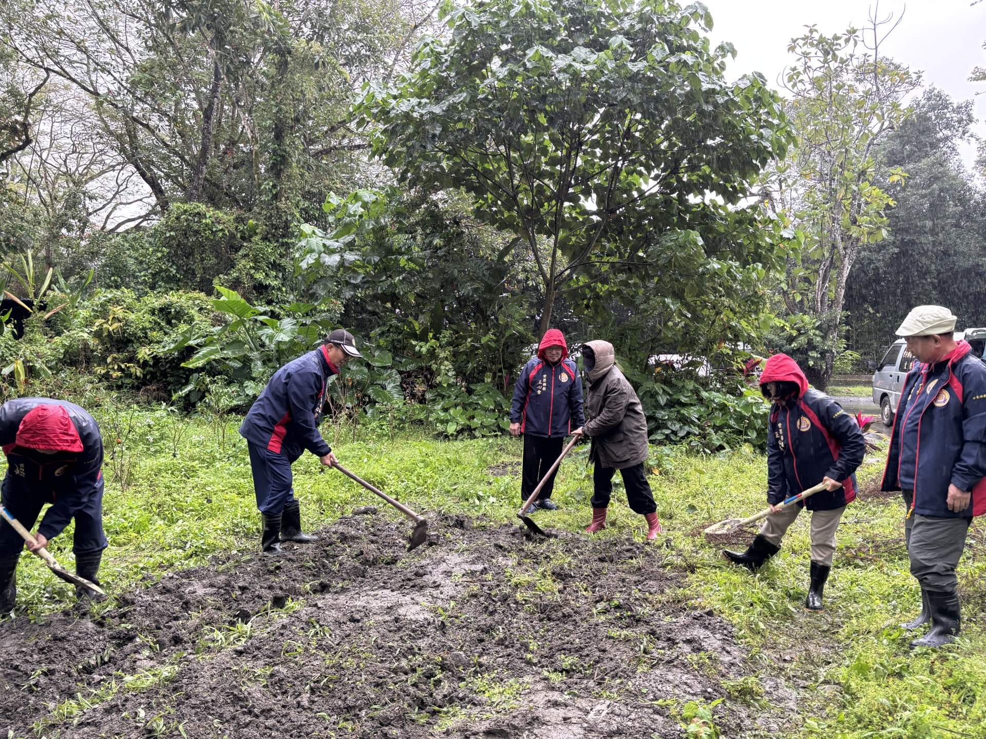 世界佛教正心會於元旦到花蓮光復舉辦百日超薦法會，法會圓滿後放生地龍數十萬尾