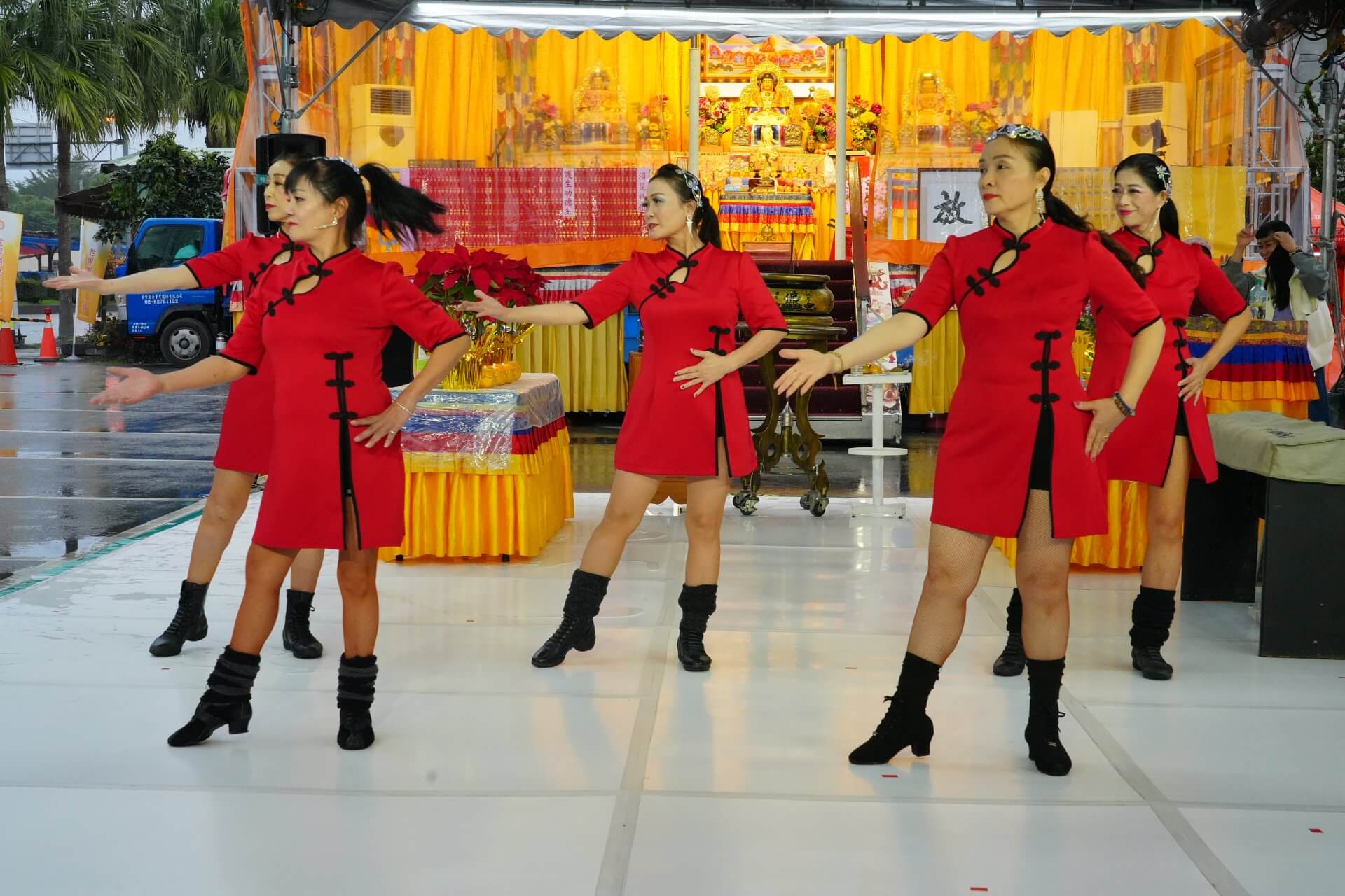 世界佛教正心會於元旦到花蓮光復舉辦百日超薦法會，沐木藝術空間樂藝供佛