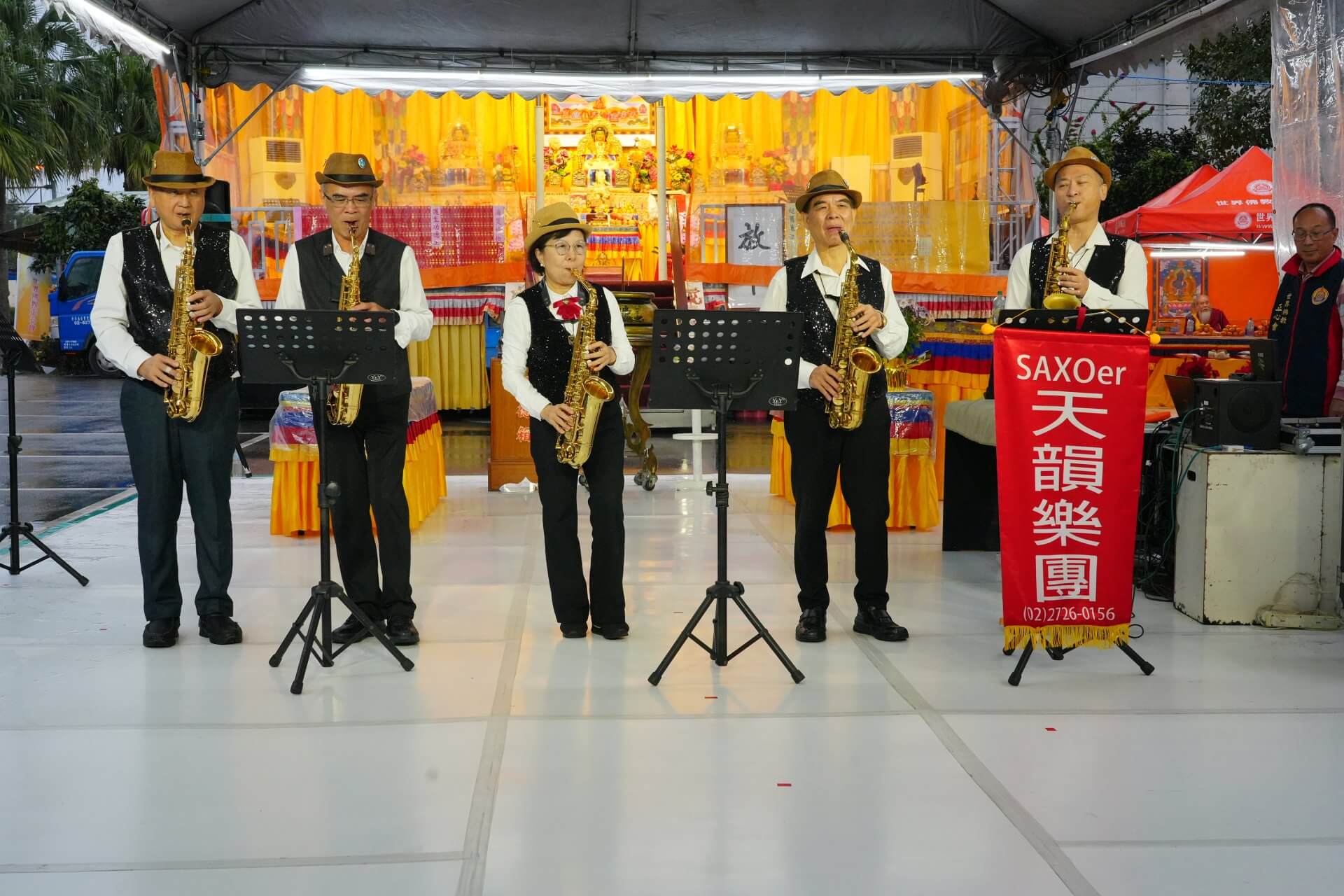 世界佛教正心會於元旦到花蓮光復舉辦百日超薦法會，天韻薩克斯風樂團樂藝供佛