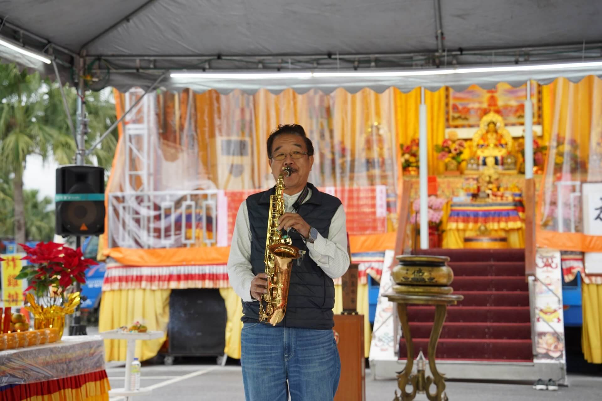 世界佛教正心會於元旦到花蓮光復舉辦百日超薦法會，凡人大師兄薩克斯風樂藝供佛