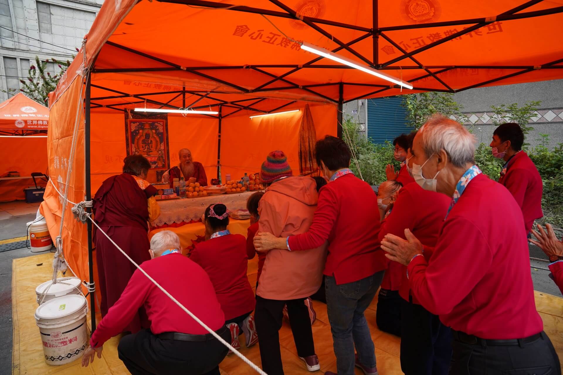 世界佛教正心會於元旦到花蓮光復舉辦百日超薦法會，信眾虔誠頂禮金剛上師