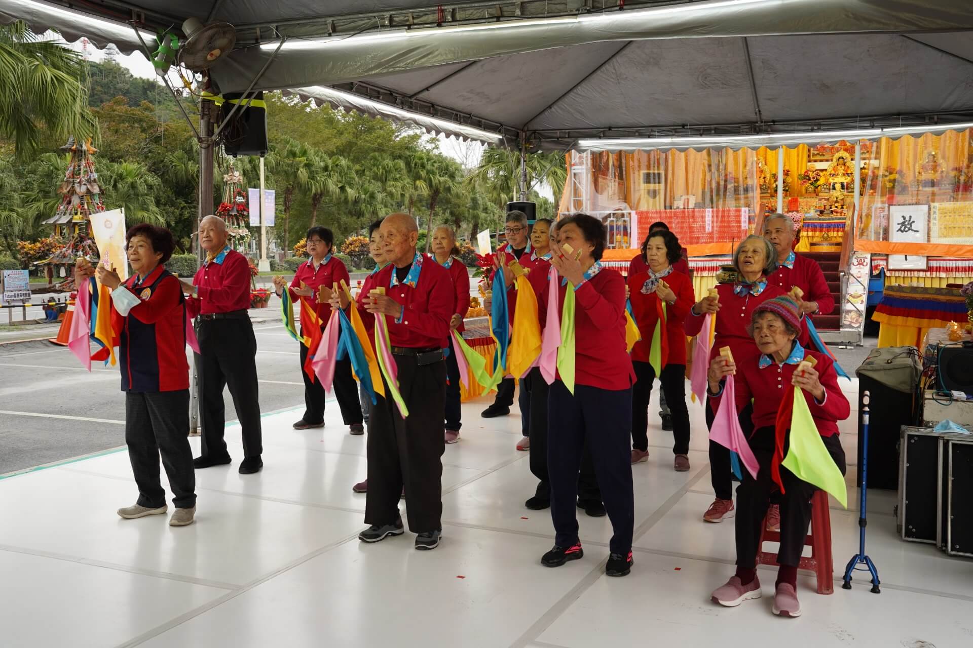 世界佛教正心會於元旦到花蓮光復舉辦百日超薦法會，南澳南強社區長者樂藝供佛