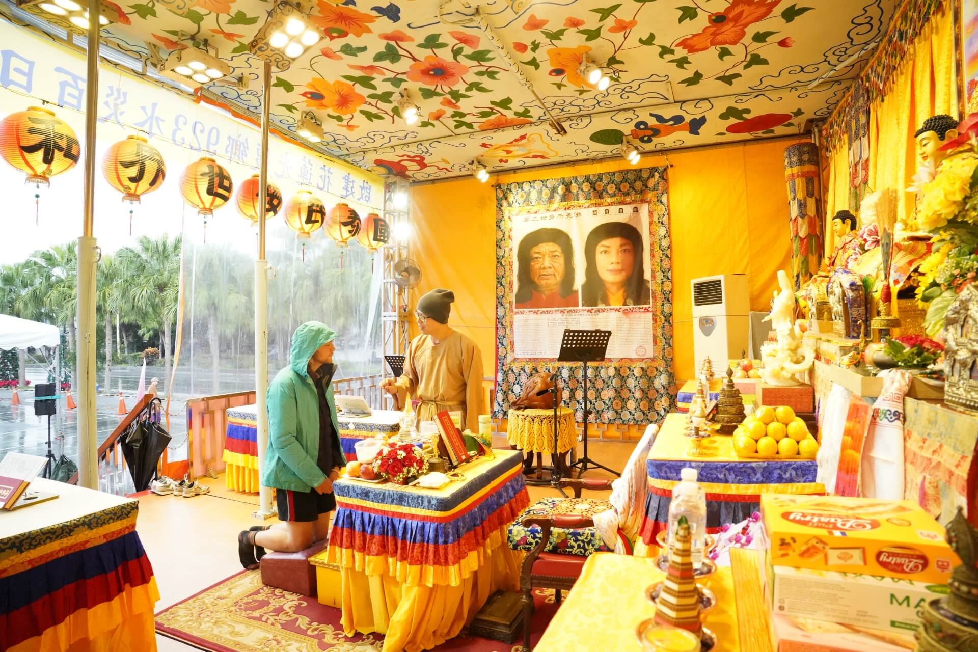 世界佛教正心會於元旦到花蓮光復舉辦百日超薦法會，外國人虔誠禮佛