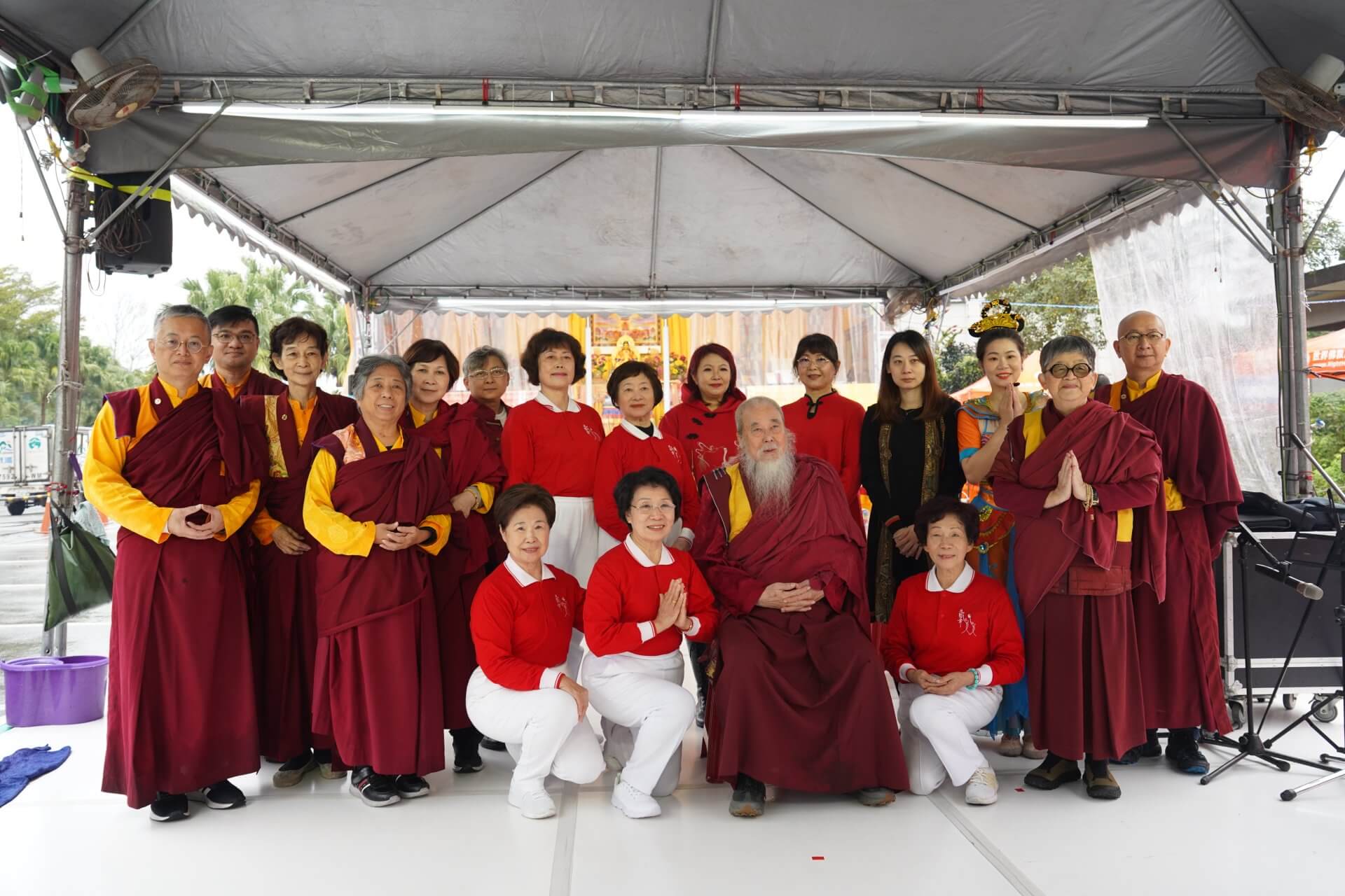 世界佛教正心會於元旦到花蓮光復舉辦百日超薦法會，本會指導金剛上師恆性嘉措仁波且(中)與表演團體合影