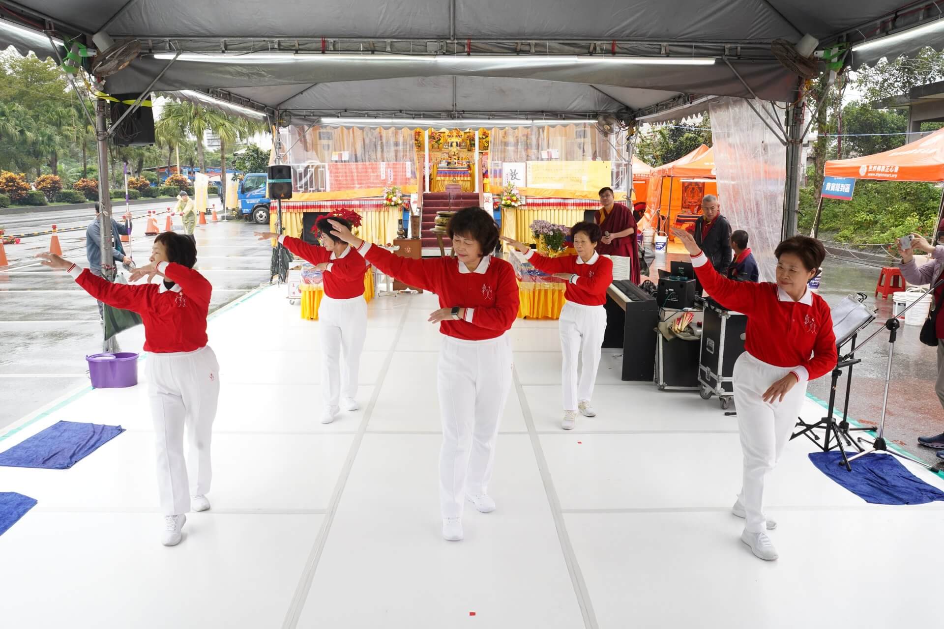 世界佛教正心會於元旦到花蓮光復舉辦百日超薦法會，元極舞樂藝供佛