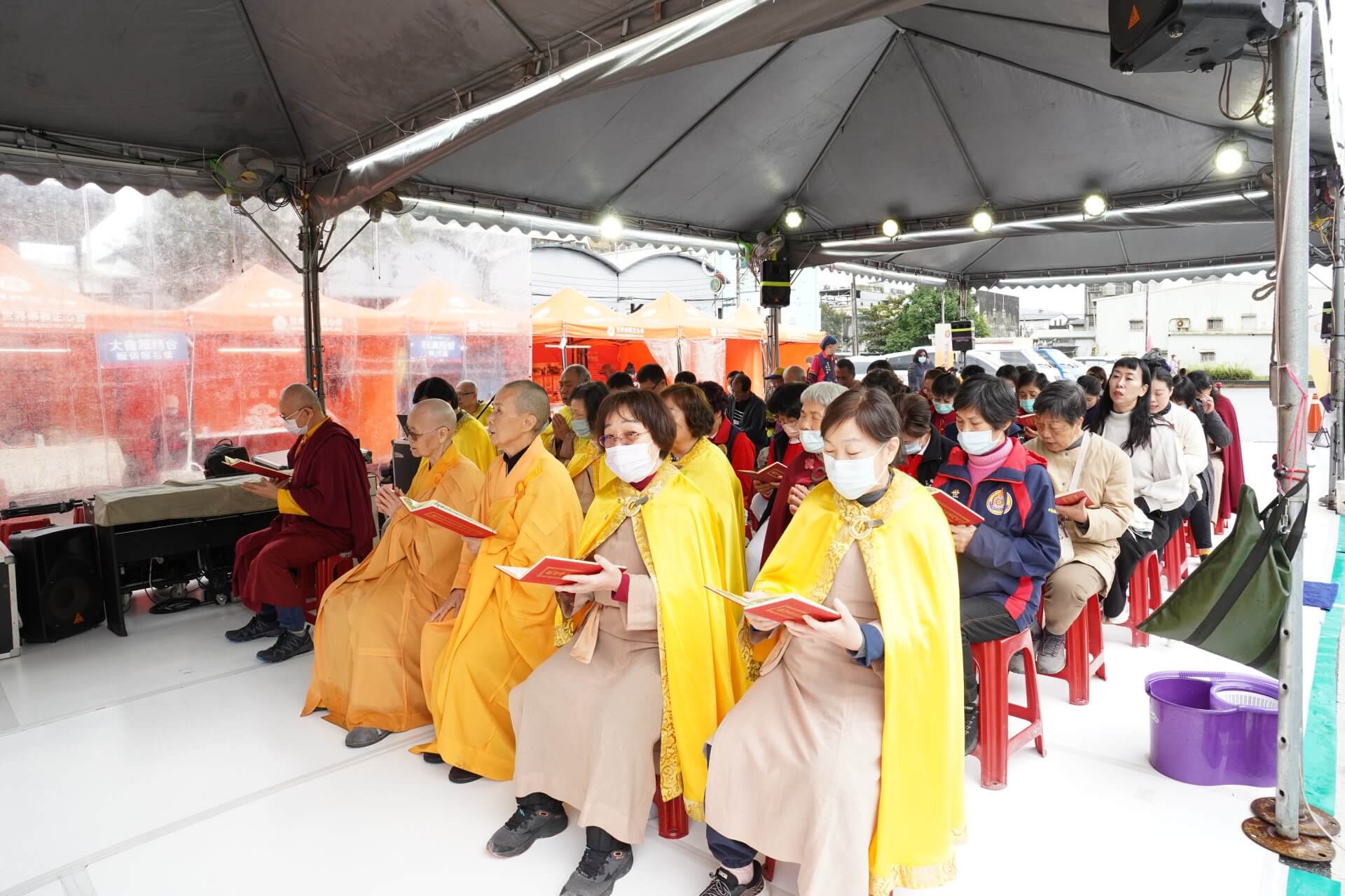 世界佛教正心會於元旦到花蓮光復舉辦百日超薦法會，來自各地的信眾虔誠誦經祈福