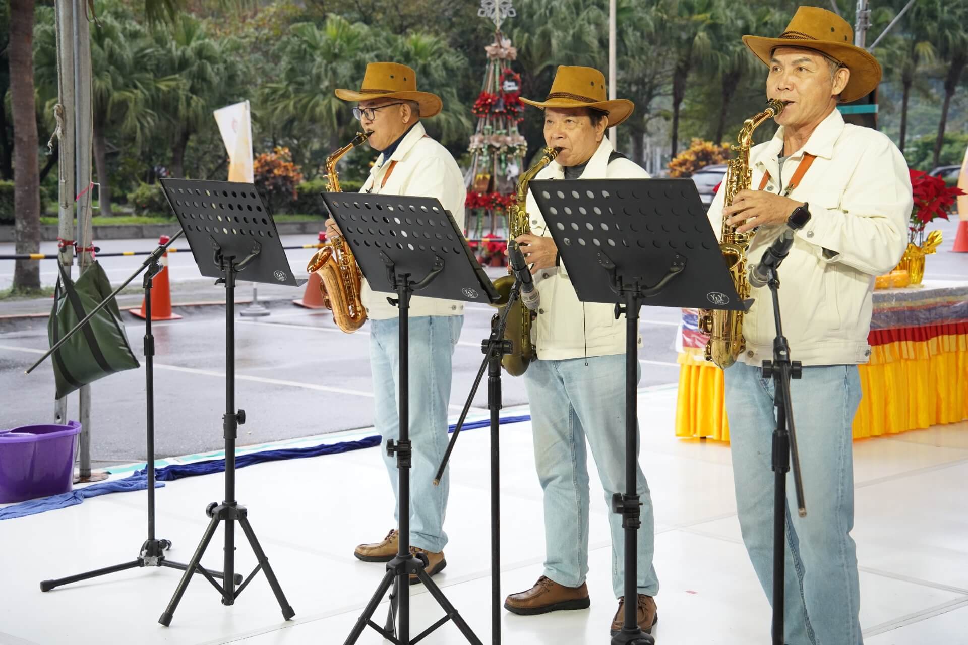 世界佛教正心會於元旦到花蓮光復舉辦百日超薦法會，三腳貓樂團薩克斯風演奏樂藝供佛