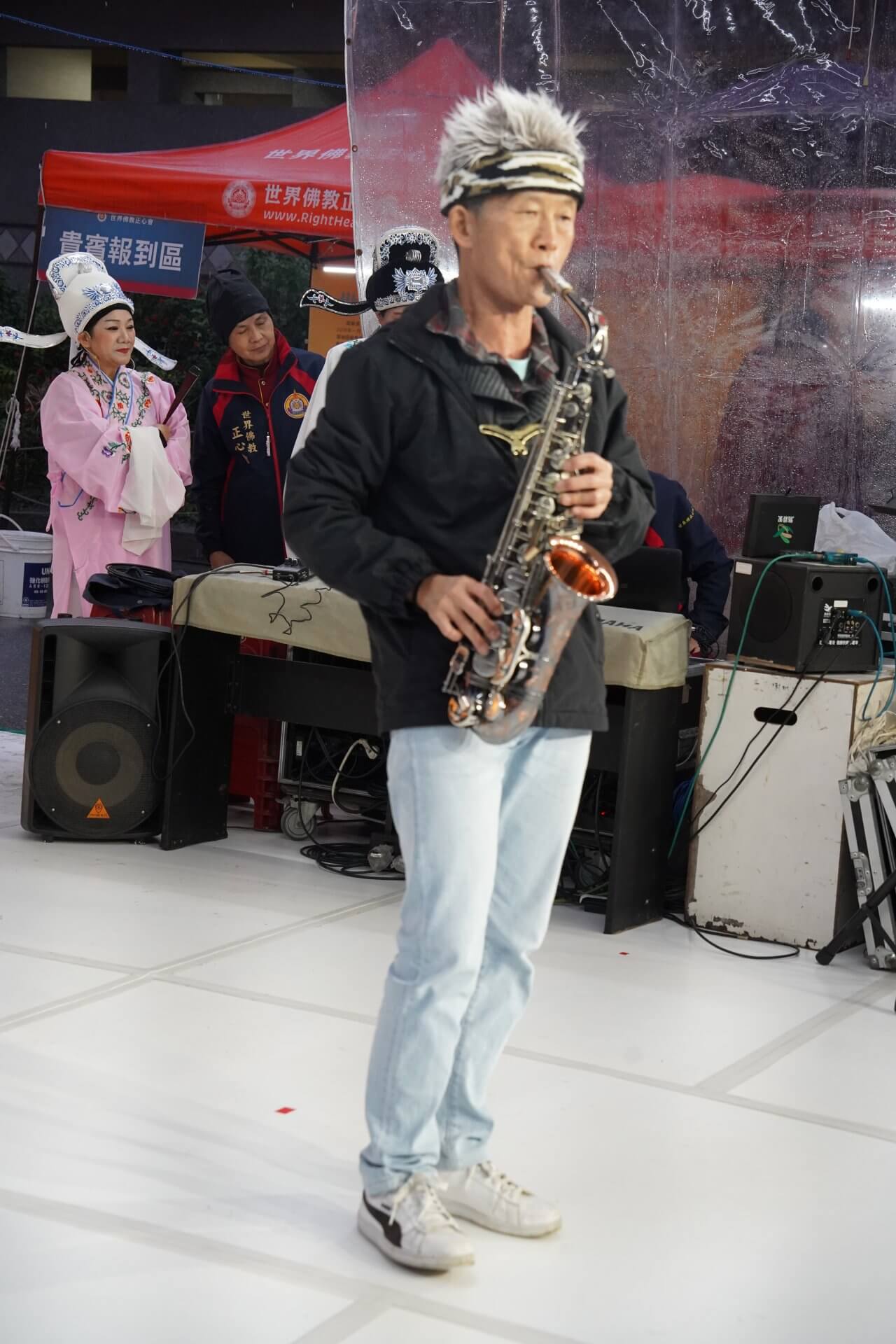 世界佛教正心會於元旦到花蓮光復舉辦百日超薦法會，戴中華老師薩克斯風演奏樂藝供佛