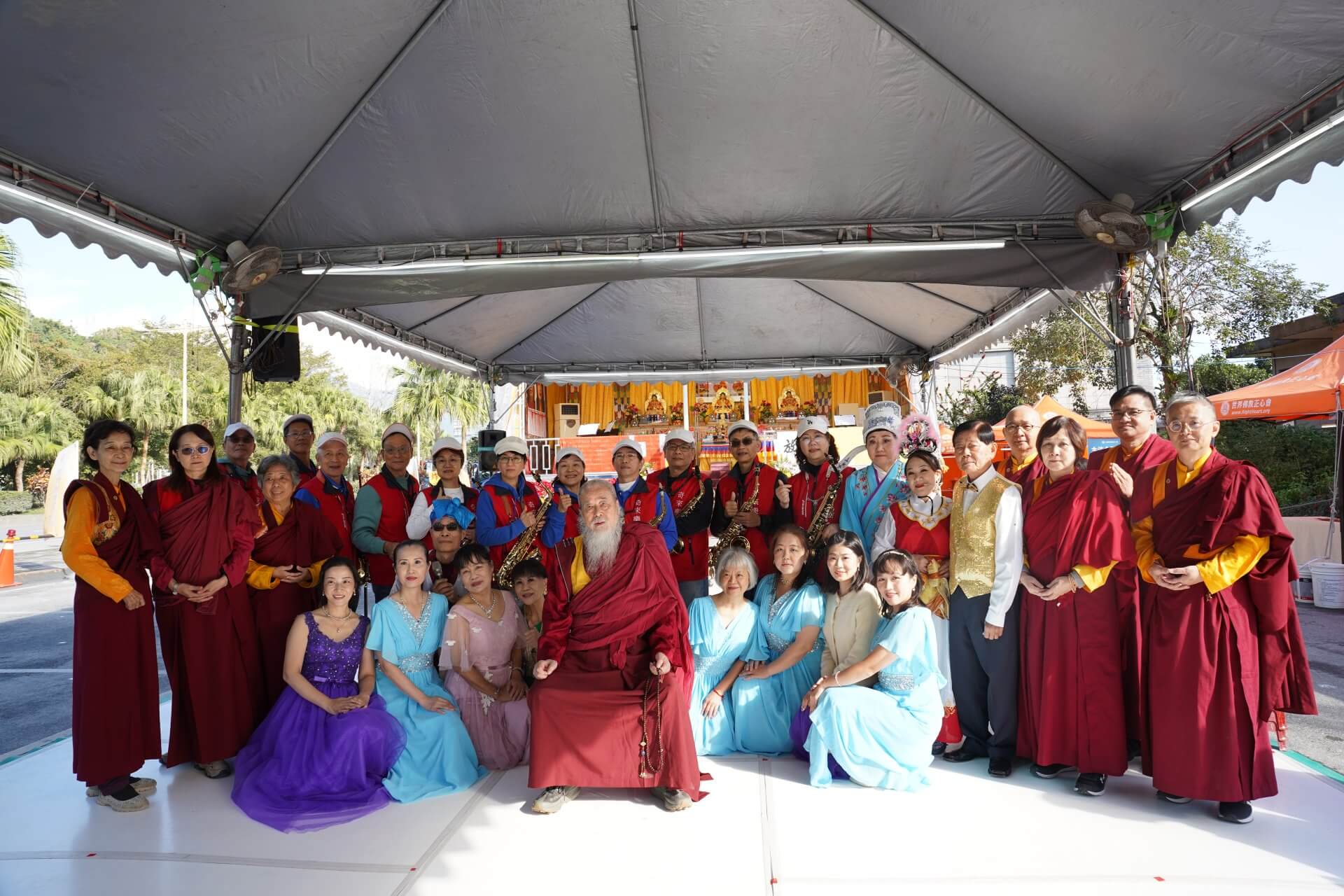 世界佛教正心會於元旦到花蓮光復舉辦百日超薦法會，本會指導金剛上師恆性嘉措仁波且(中)與表演團體合影