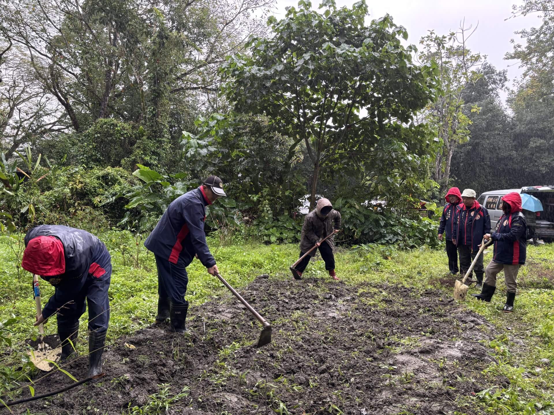 世界佛教正心會於元旦到花蓮光復舉辦百日超薦法會，法會圓滿後放生地龍數十萬尾