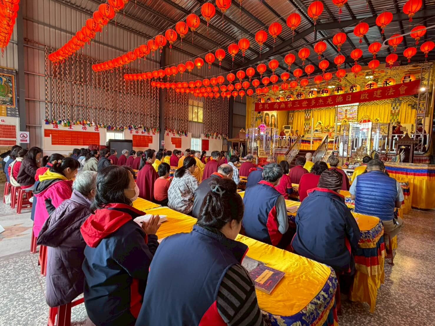 世界佛教正心會慶祝南無第三世多杰羌佛日舉辦法會,信眾虔誠誦經拜懺