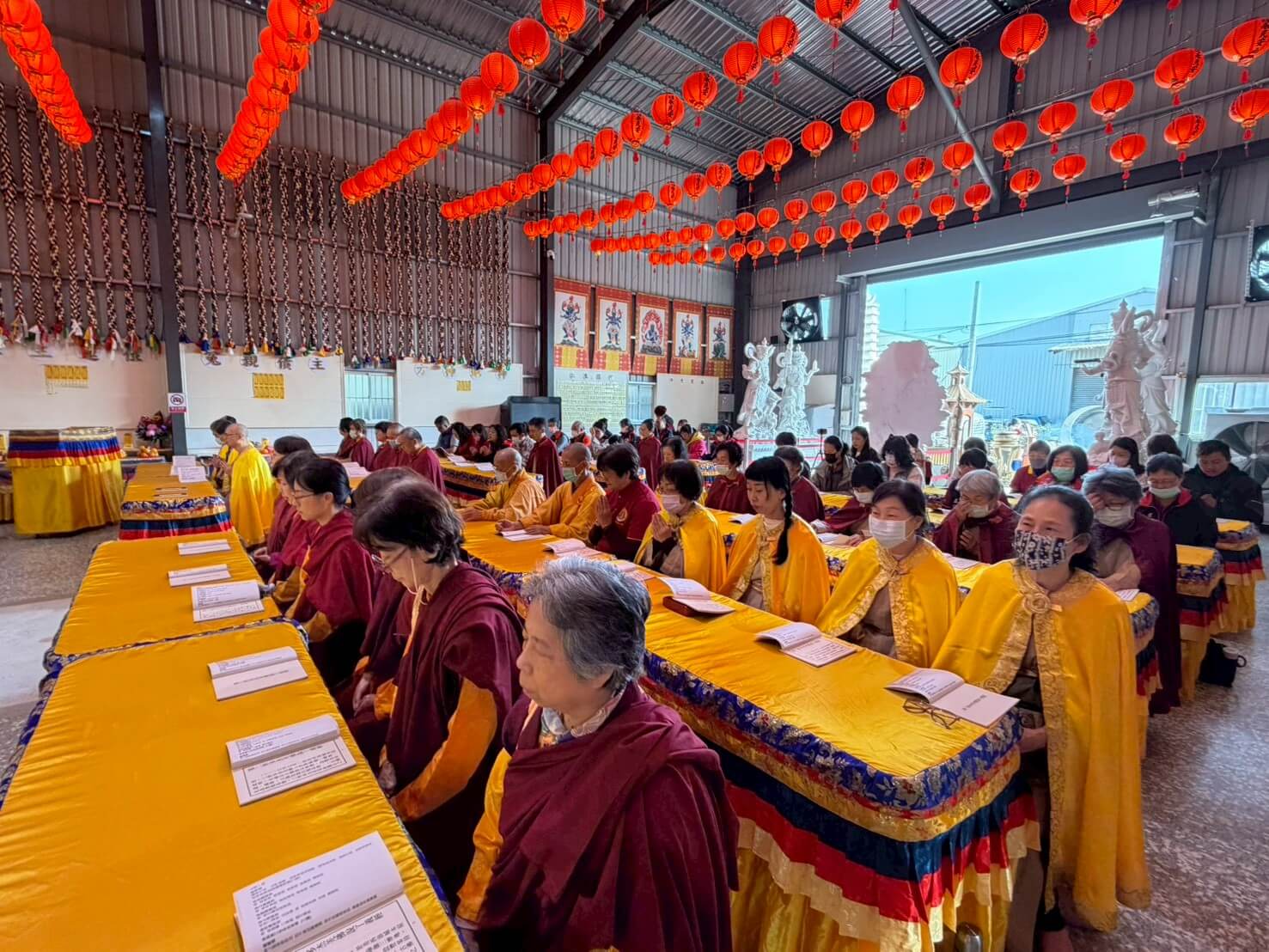 世界佛教正心會慶祝南無第三世多杰羌佛日舉辦法會,信眾虔誠誦經拜懺