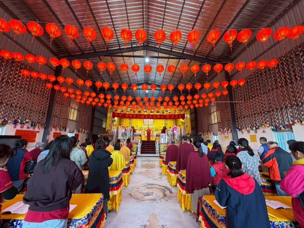 世界佛教正心會慶祝南無第三世多杰羌佛日舉辦法會，信眾虔誠誦經拜懺