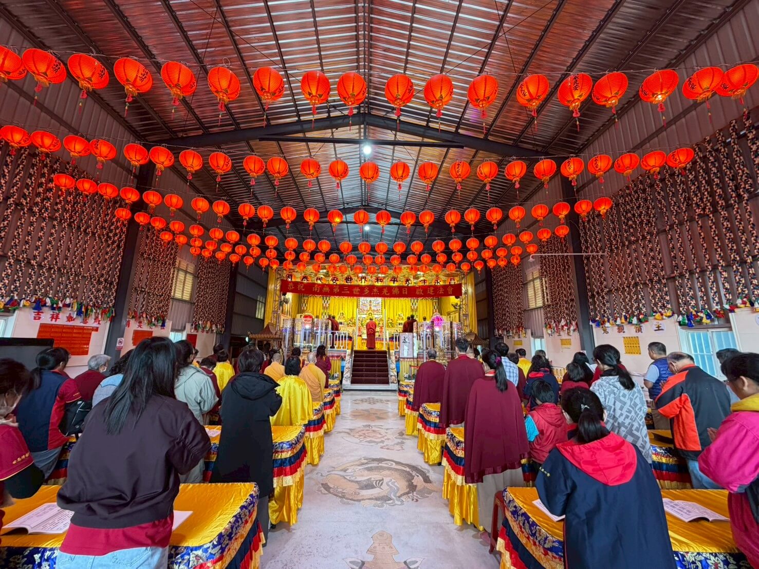 世界佛教正心會慶祝南無第三世多杰羌佛日舉辦法會,信眾虔誠誦經拜懺