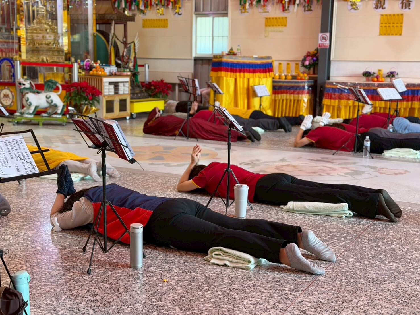 世界佛教正心會慶祝南無第三世多杰羌佛日舉辦法會,信眾虔誠誦經拜懺