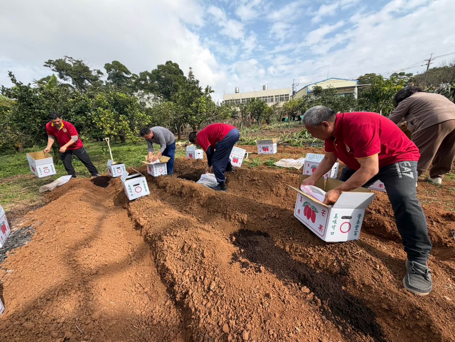 世界佛教正心會慶祝南無第三世多杰羌佛日舉辦法會,本會於法會圓滿後放生地龍數十萬尾