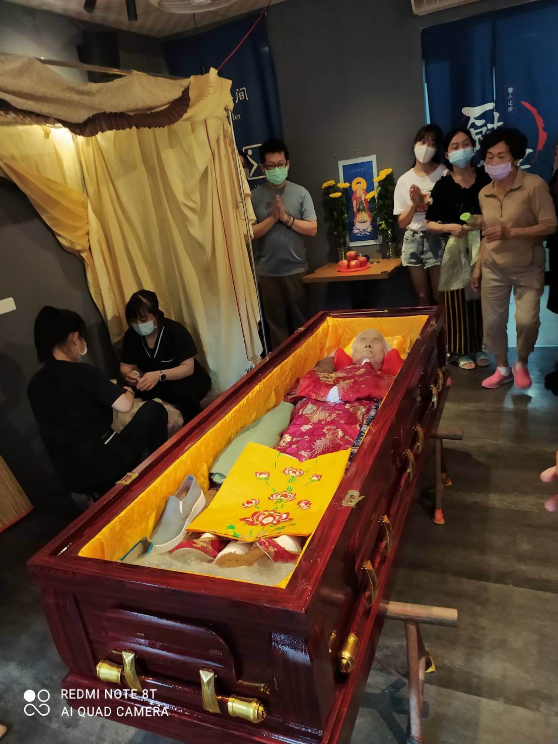 9月13日入殮時母親的身體依舊柔軟，面色安詳，家人們看到都覺得不可思議!