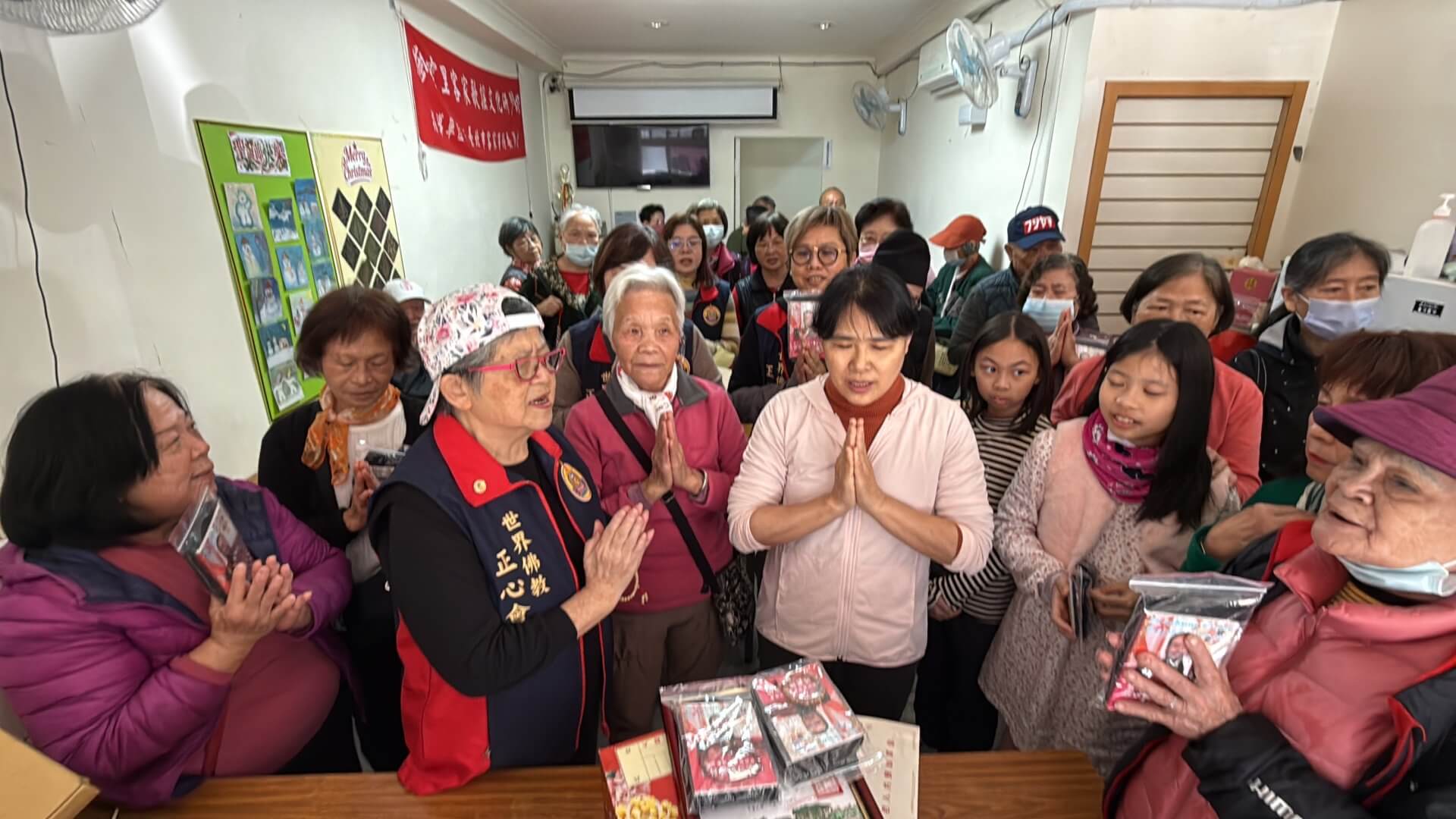 立春送暖佛教正心會公益關懷萬華區騰雲里老人致贈加菜金及物資，大家一起恭誦佛號