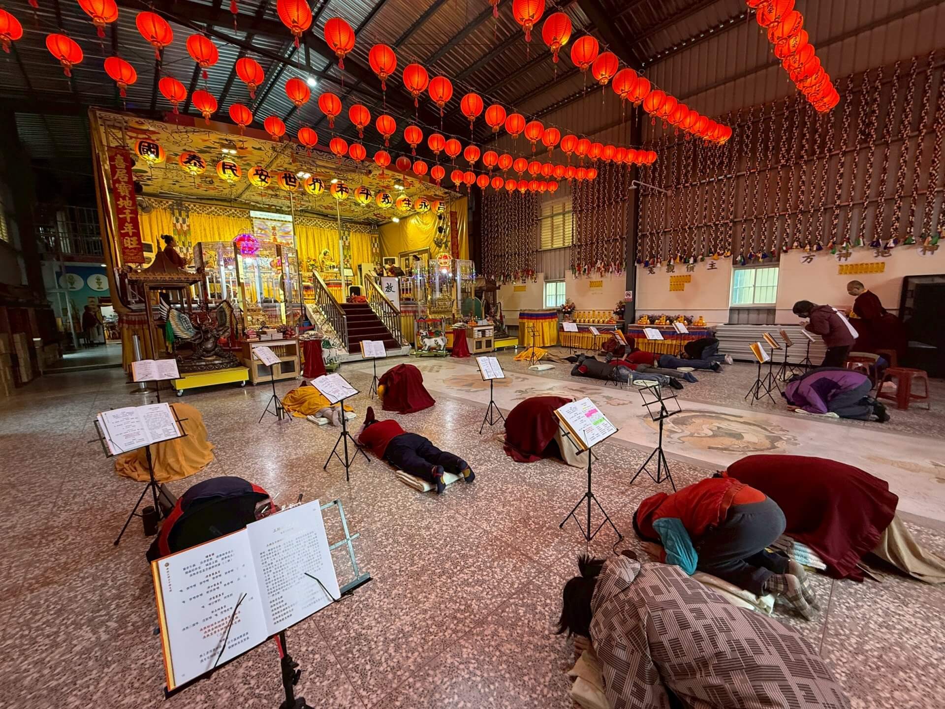 世界佛教正心會2026年新春祈福法會，信眾誠心禮拜祝願國泰民安