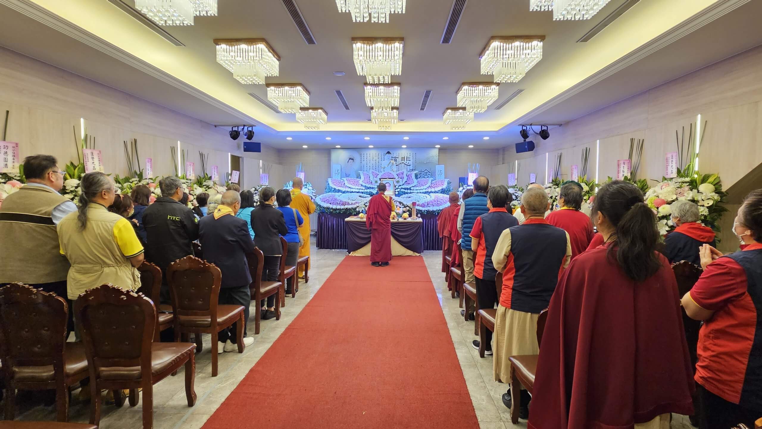 告別式當天世界佛教正心會師兄姊恭誦佛說阿彌陀經，法會莊嚴隆重