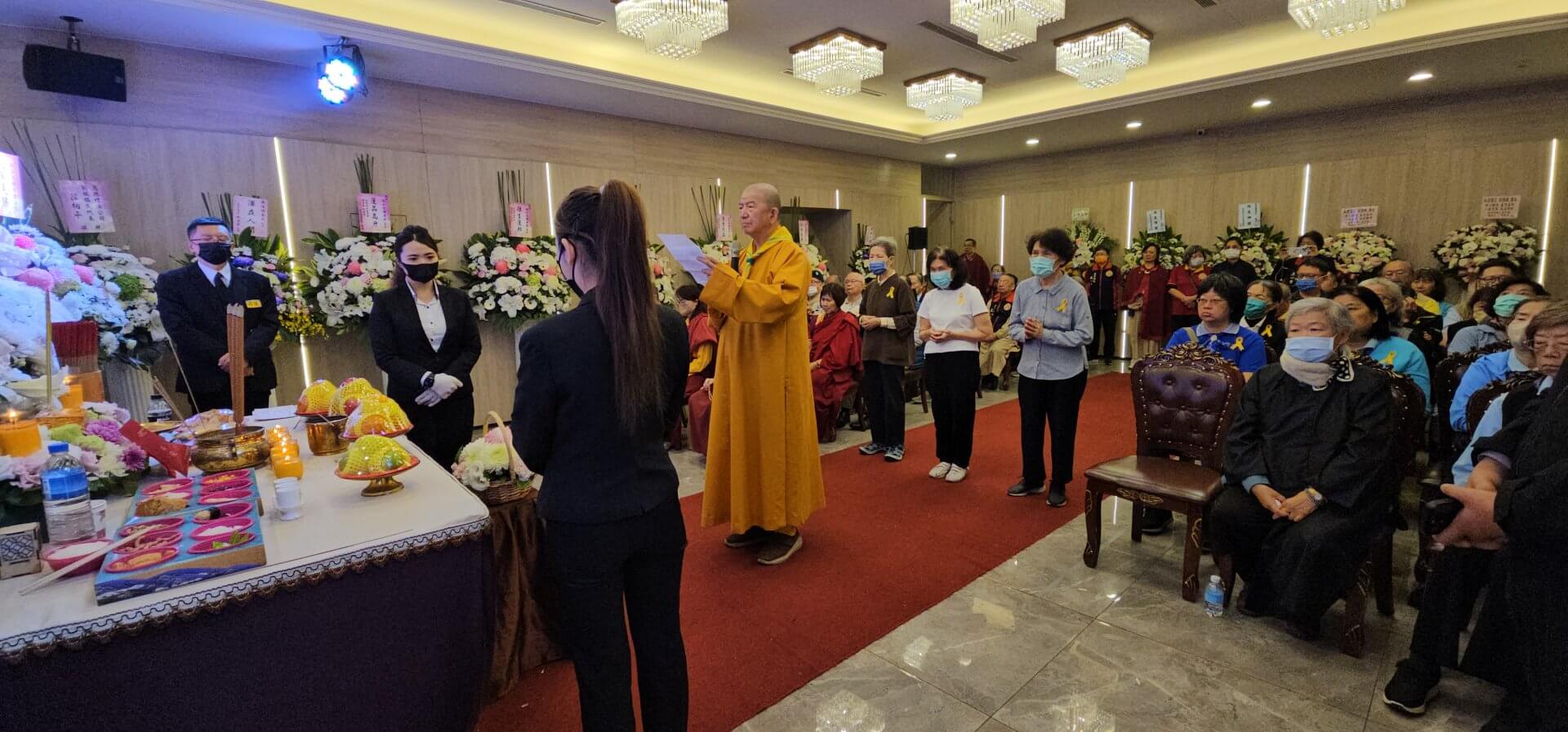 告別式當天海明禪寺住持明光法師到現場參加法會，並念誦紀念文章