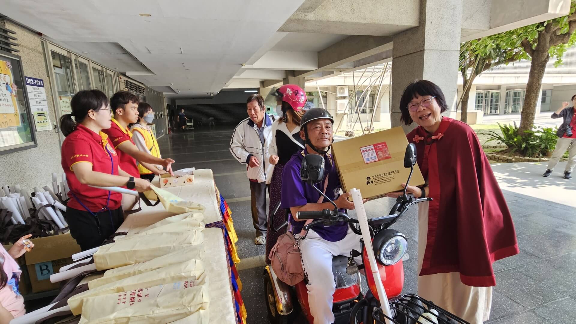 世界佛教正心會於嘉義大學舉辦法會，法會圓滿後發送愛心物資關懷當地弱勢家庭