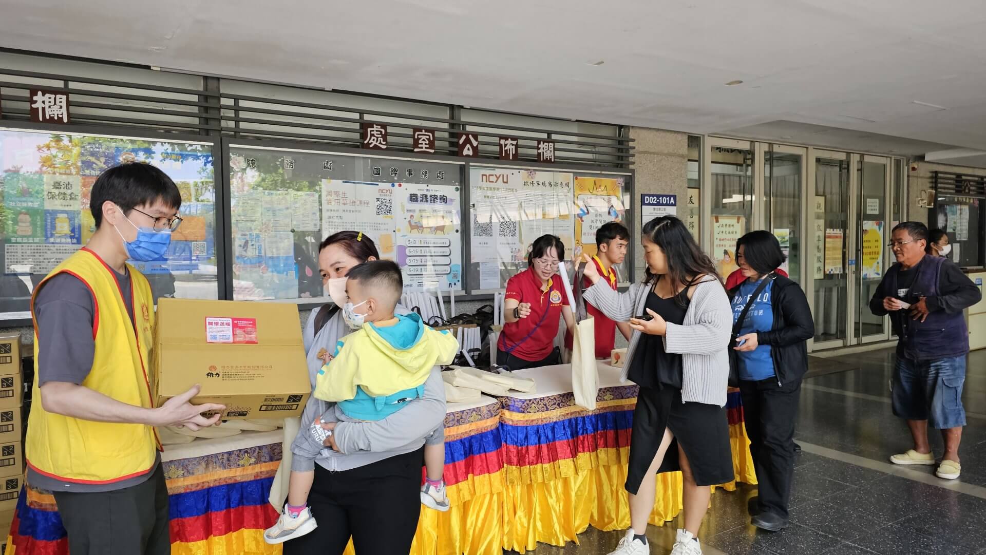 世界佛教正心會於嘉義大學舉辦法會，法會圓滿後發送愛心物資關懷當地弱勢家庭