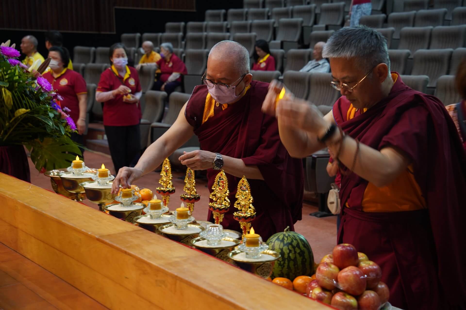 世界佛教正心會於嘉義大學舉辦法會，法會前由仁波且們點燈供佛