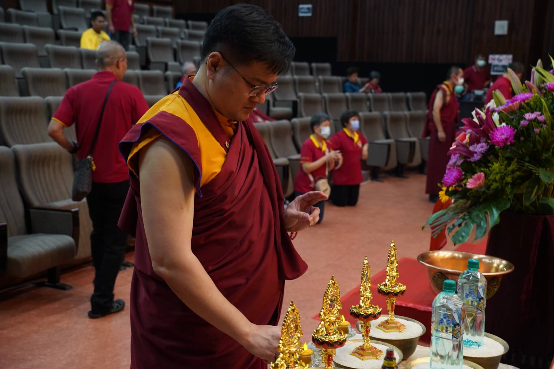 世界佛教正心會於嘉義大學舉辦法會，法會前由仁波且們點燈供佛