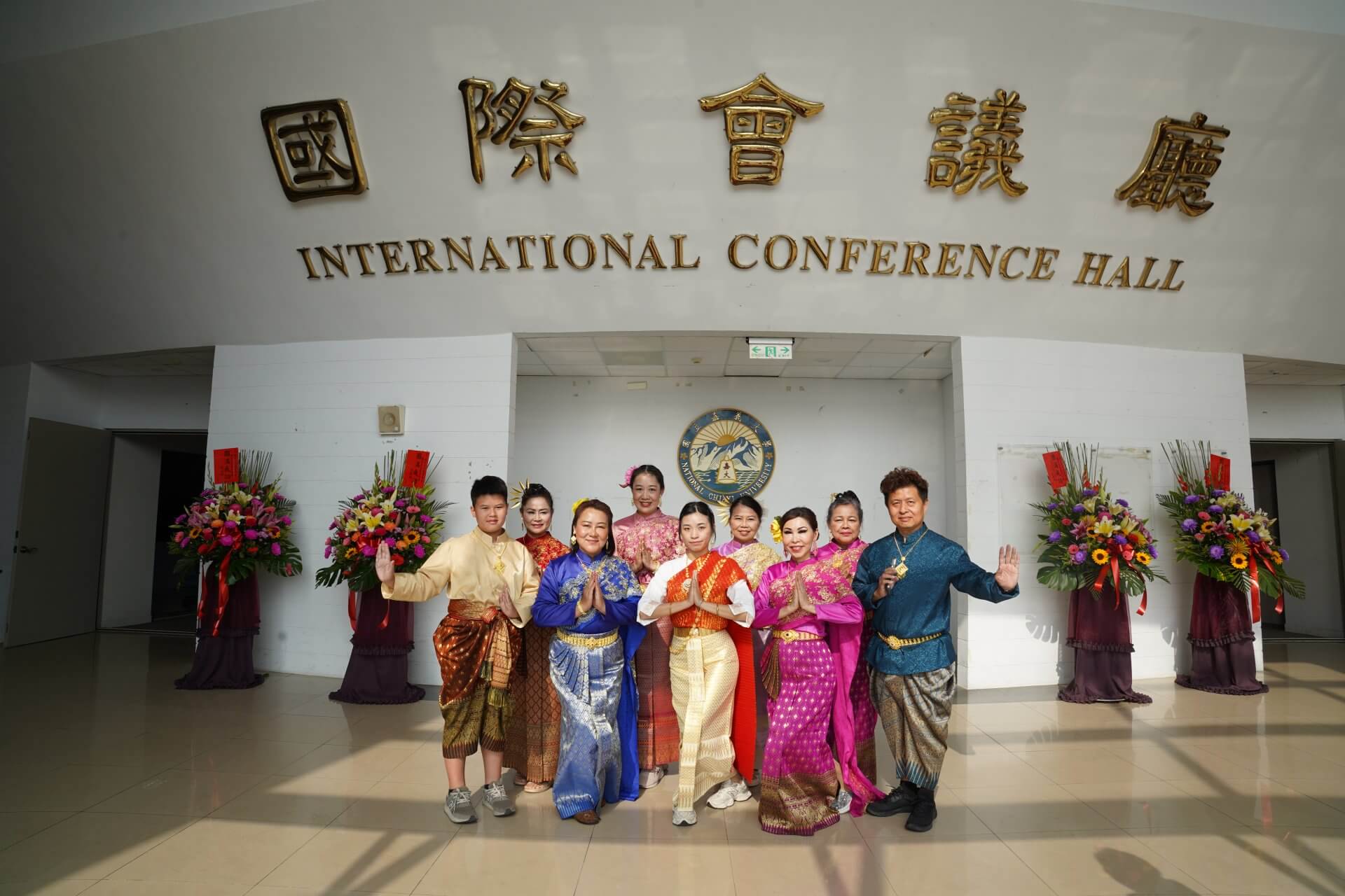 世界佛教正心會於嘉義大學舉辦法會，表演團體開心合影