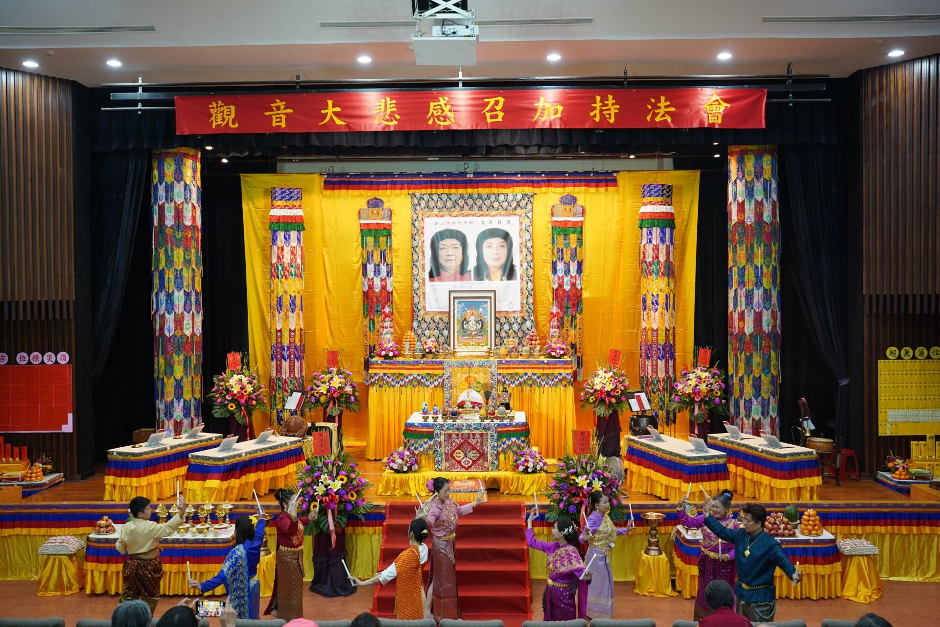 世界佛教正心會於嘉義大學舉辦法會，嘉義縣外婆橋關懷協會以傳統泰國燭光舞祈求國泰民安