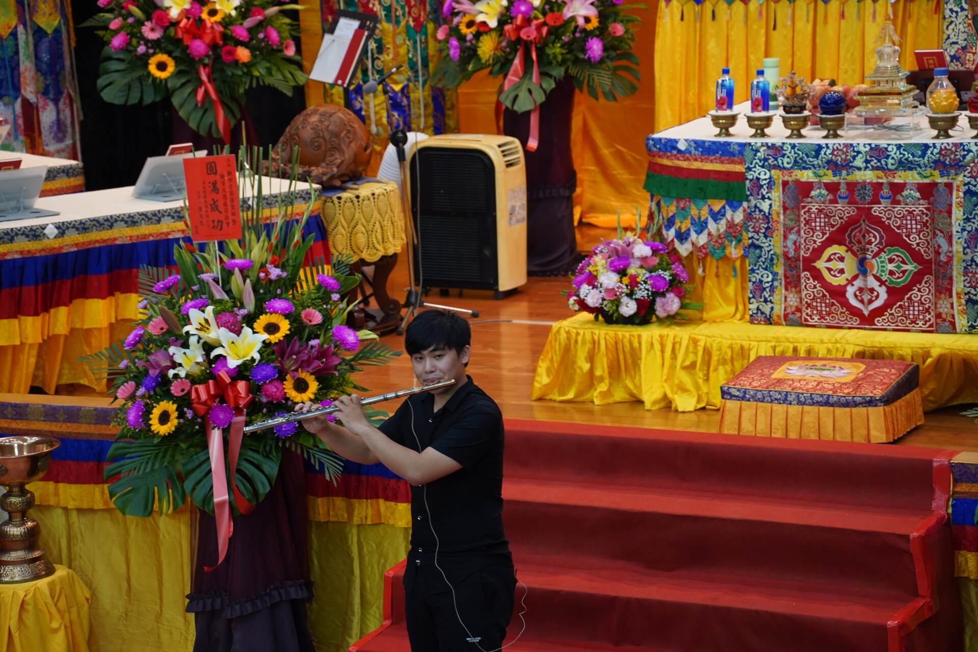 世界佛教正心會於嘉義大學舉辦法會，長笛演奏者郭帛紘樂藝供佛