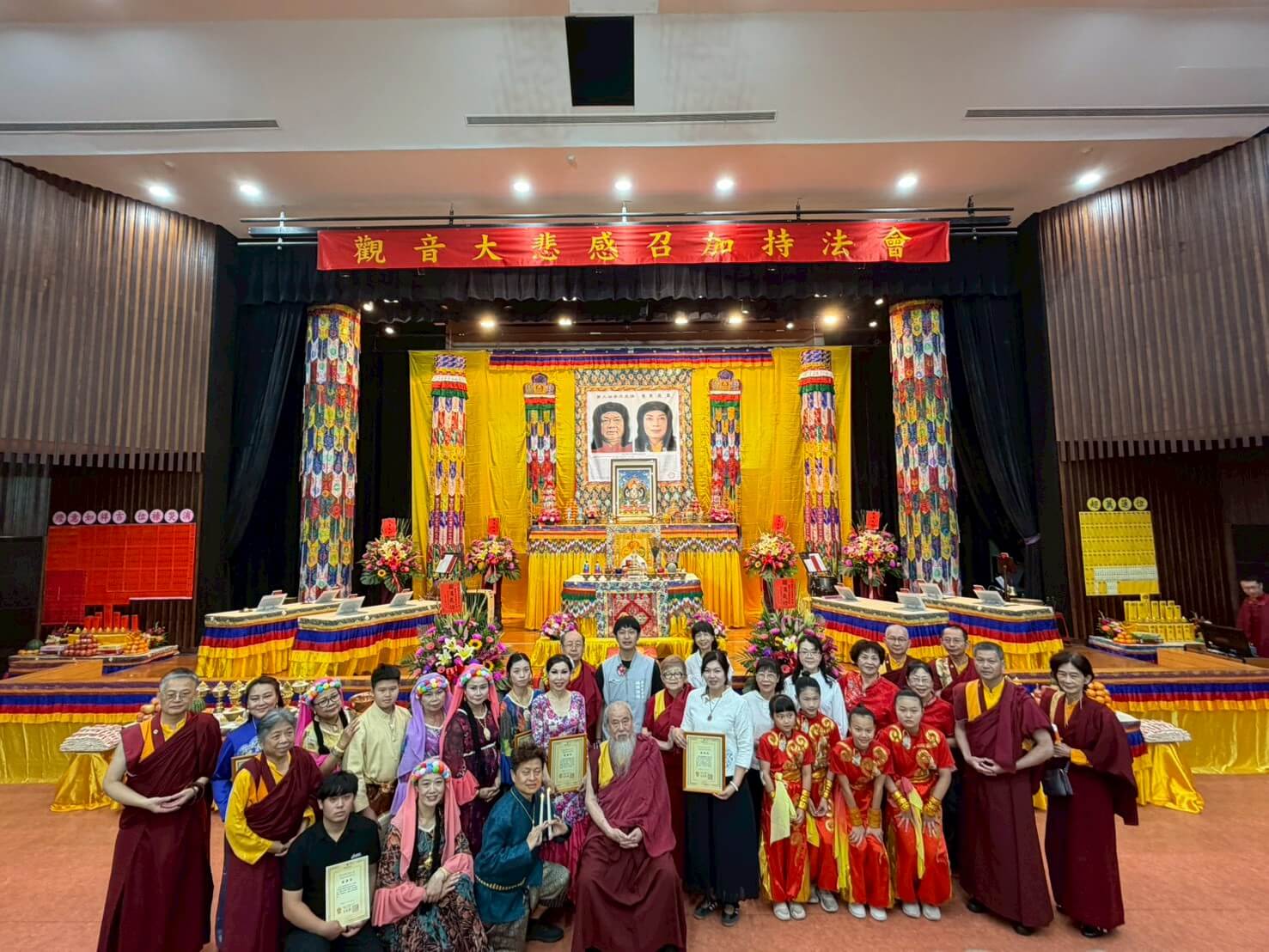 世界佛教正心會於嘉義大學舉辦法會，本會指導金剛上師恆性嘉措仁波且(中坐者)及嘉義市政府民政處長楊張建南與表演團體合影