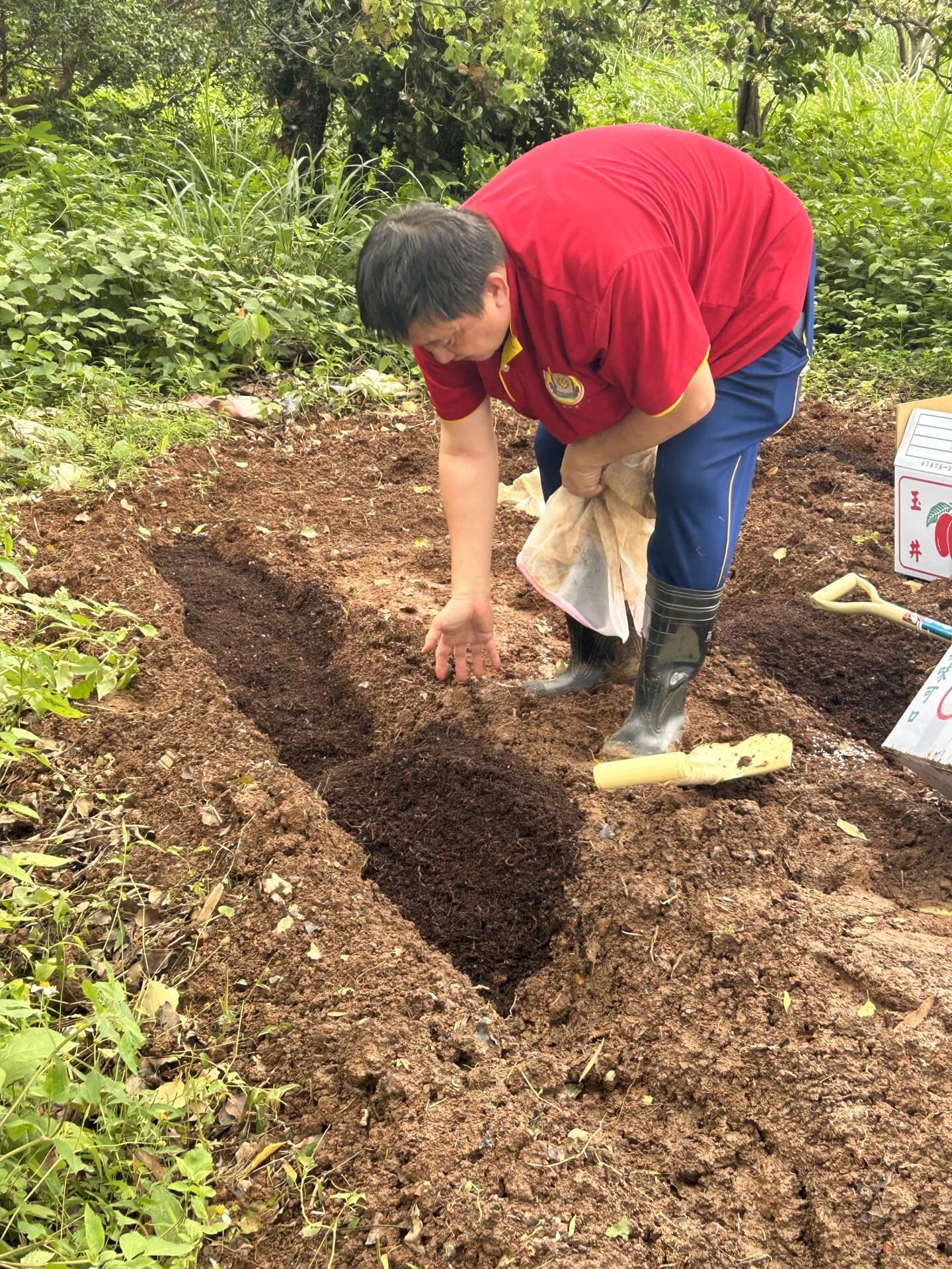 世界佛教正心會舉辦一年一度清明法會，法會圓滿後放生地龍三十萬尾