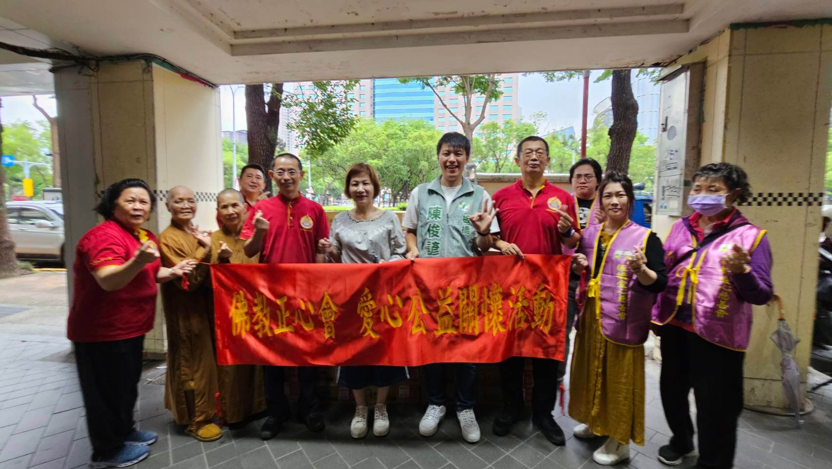 世界佛教正心會捐贈200箱泡麵給板橋愛心慈善會,幫助板橋地區弱勢家庭