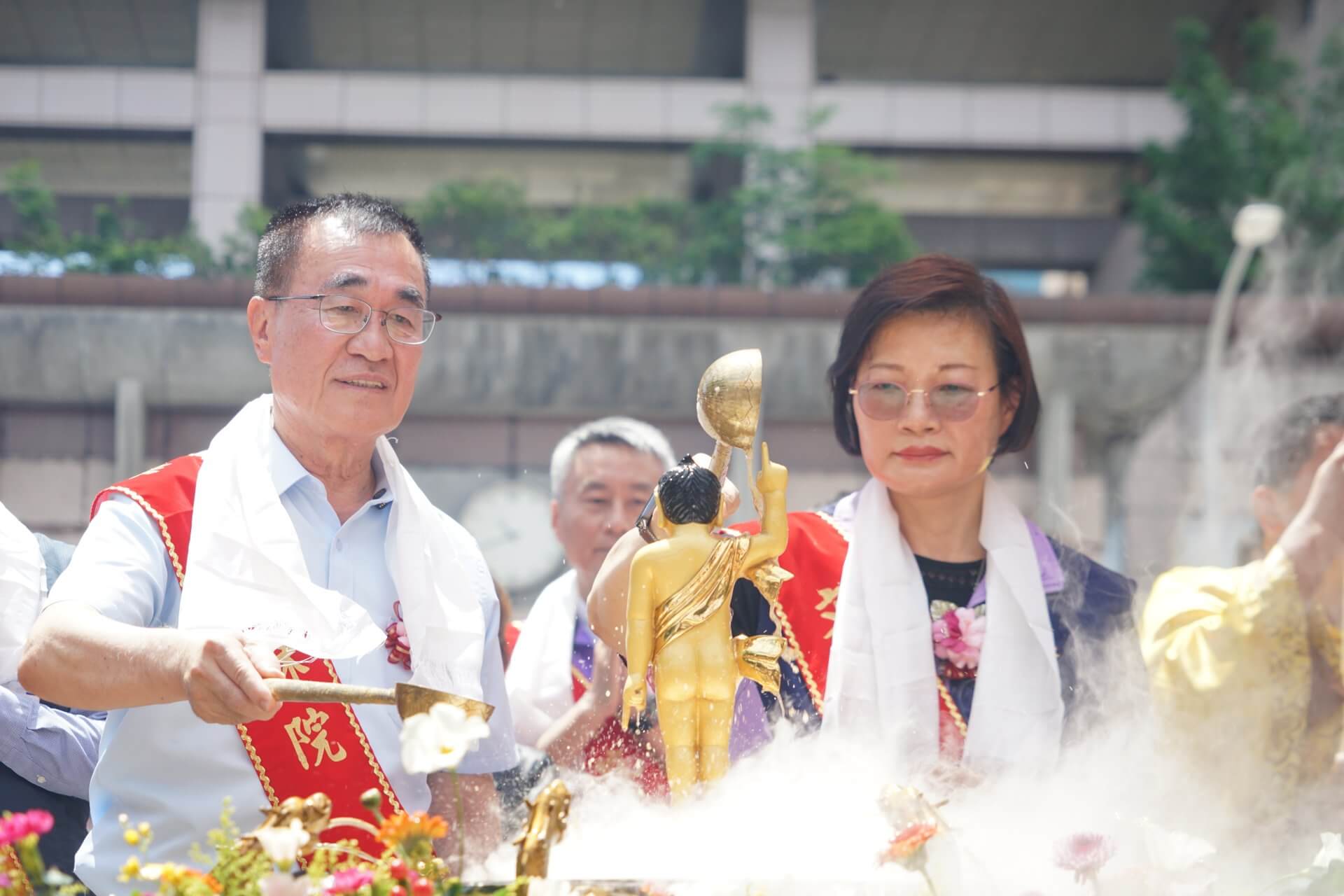 世界佛教正心會於板橋站前廣場舉辦浴佛,李四川前副市長及新北市政府社會局李美珍局長浴佛
