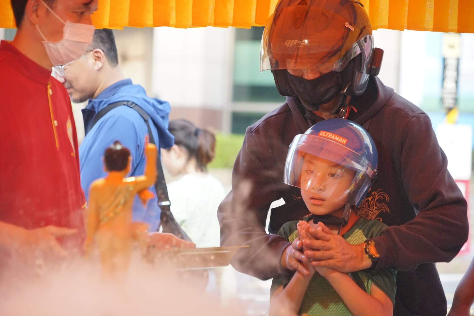恭祝釋迦世尊聖誕,世界佛教正心會於板橋站前廣場舉辦浴佛,信眾歡喜浴佛