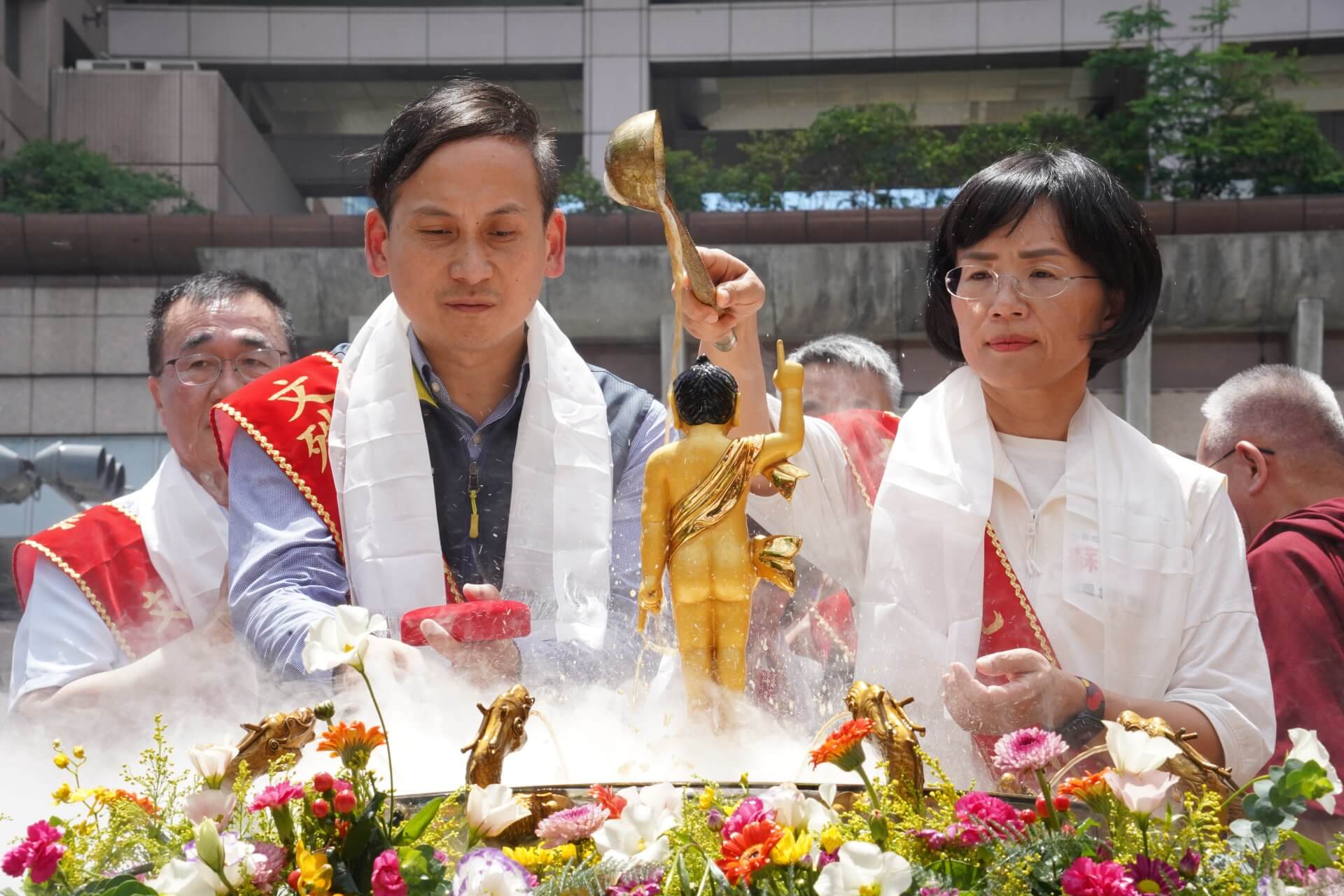 界佛教正心會於板橋站前廣場舉辦浴佛,立委蘇巧慧及葉元之浴佛