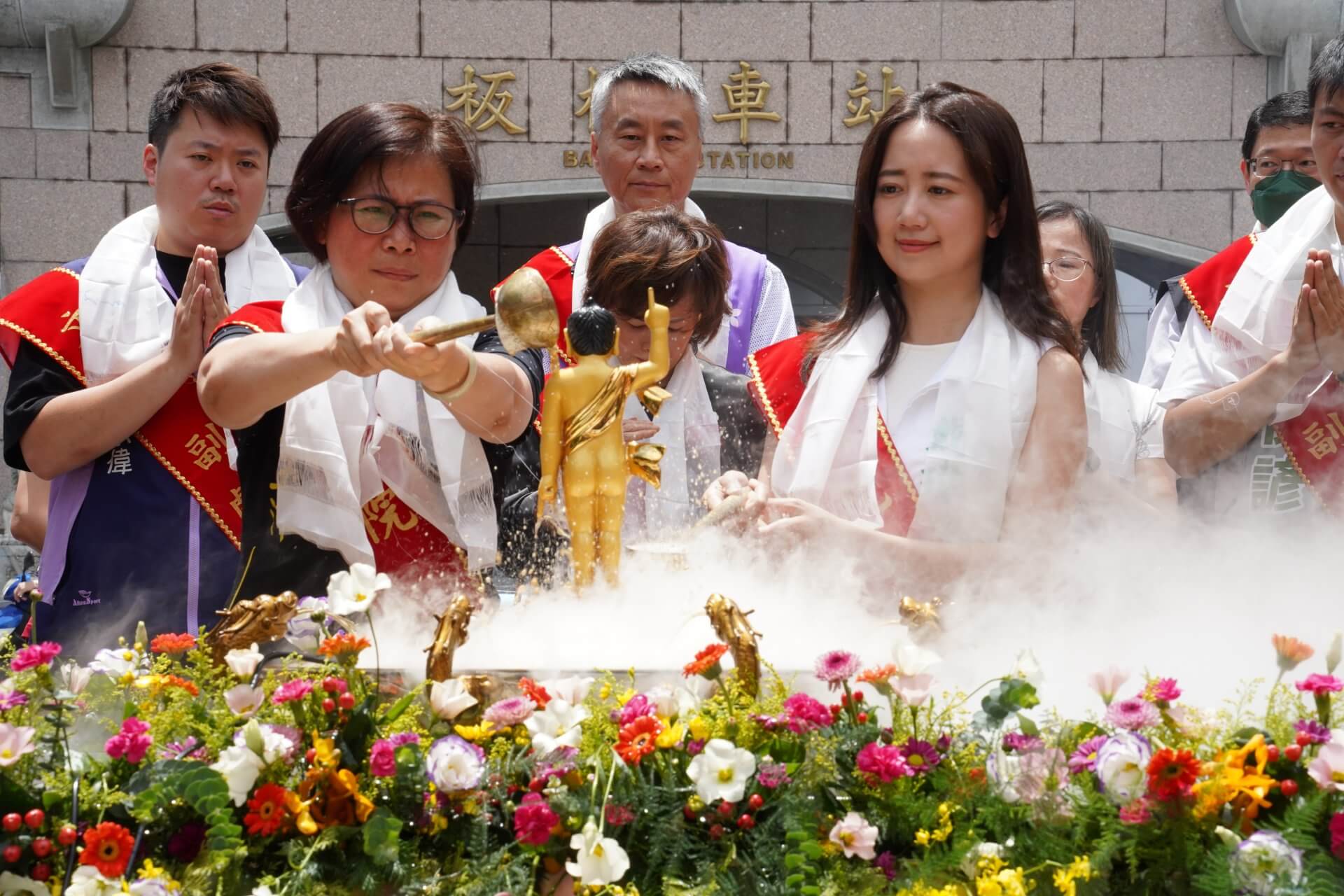 世界佛教正心會於板橋站前廣場舉辦浴佛,戴瑋珊議員浴佛