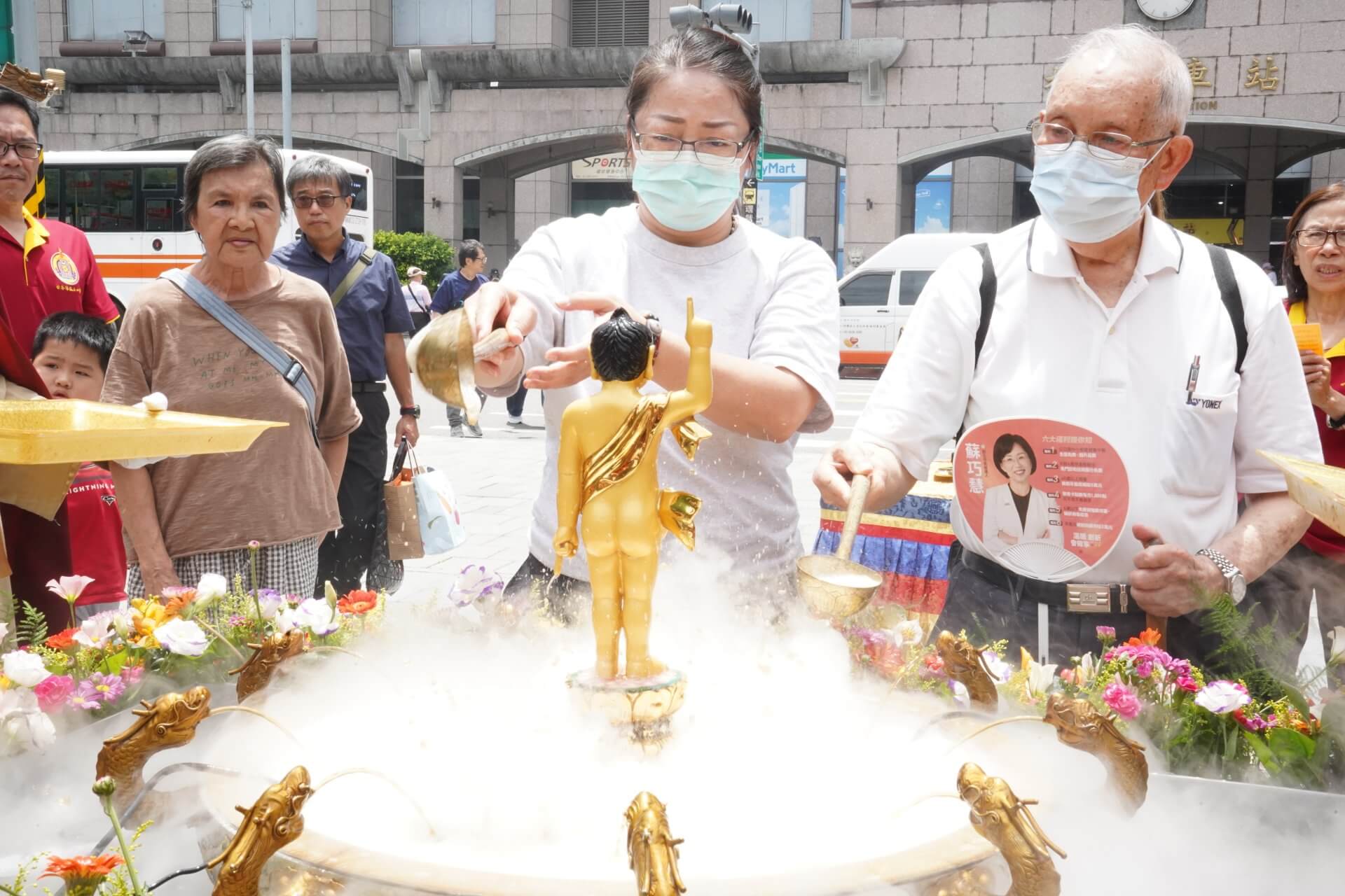 恭祝釋迦世尊聖誕,世界佛教正心會於板橋站前廣場舉辦浴佛,信眾歡喜浴佛