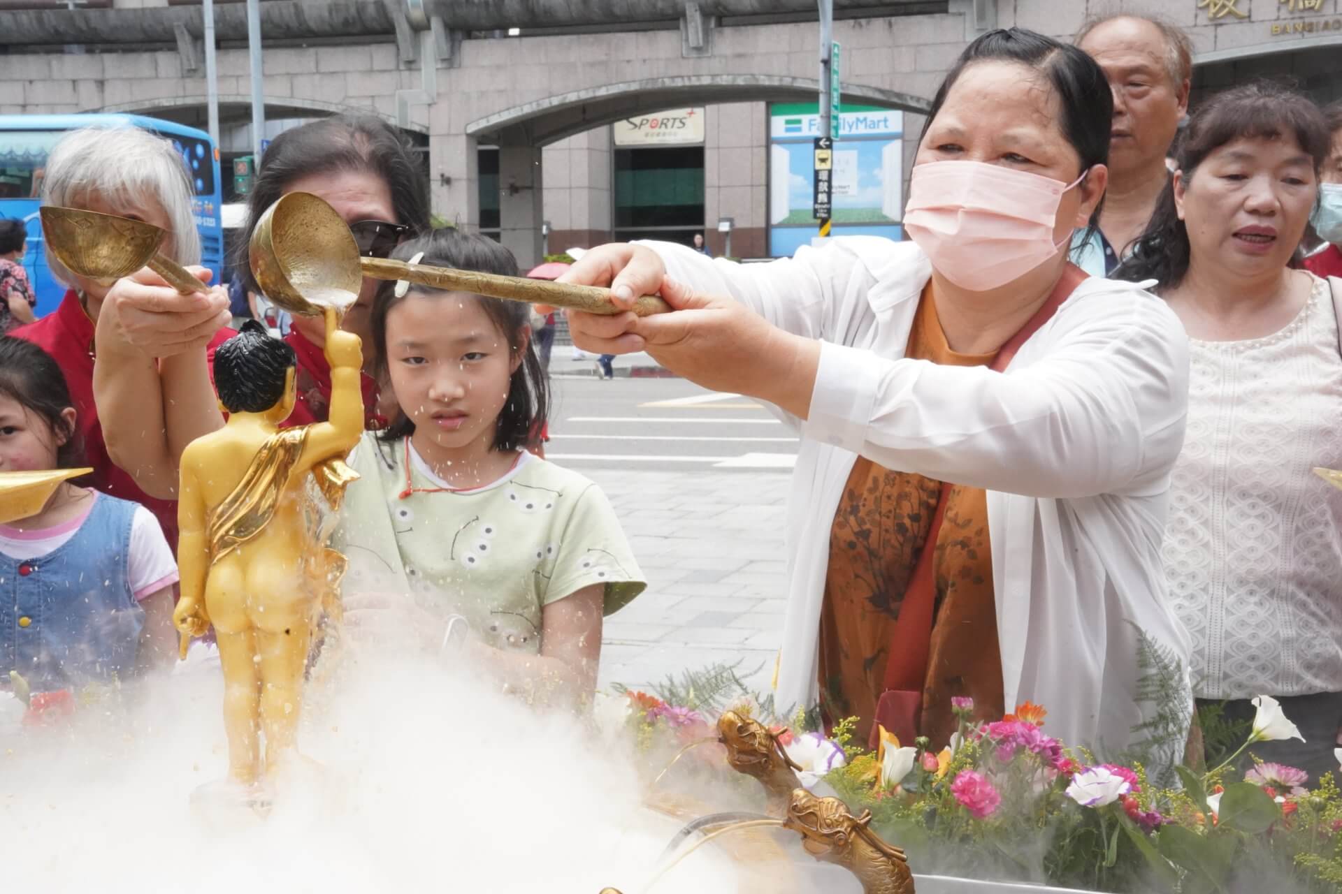 恭祝釋迦世尊聖誕,世界佛教正心會於板橋站前廣場舉辦浴佛,信眾歡喜浴佛